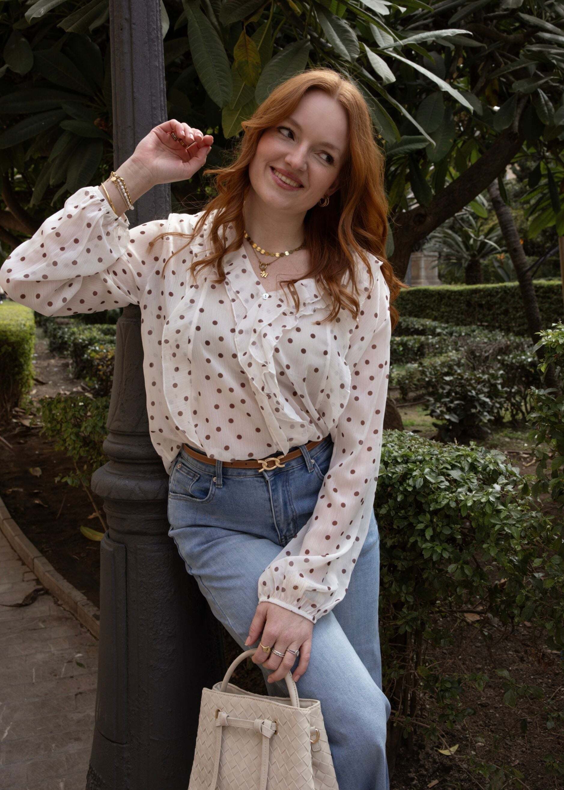 SASSYCLASSY Chiffonbluse »Chiffon Bluse mit Volants und Punktemuster« Leichte Bluse mit braunem Punktemuster und locker fallendem Schnitt