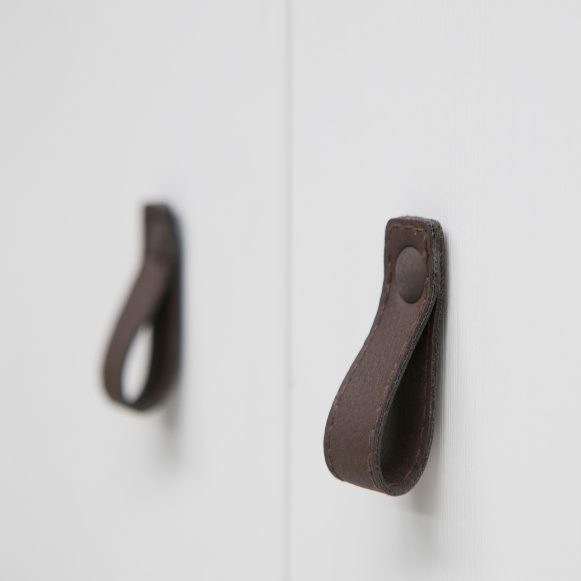 WOOOD Garderobenschrank »Ties FSC®-Kiefernholz gebürstet mit Ledergriffen, H202 x B111 x T55 cm« V-Nuten-Türen, Tragkraft 10 kg pro Einlegeboden, Melamininterieur