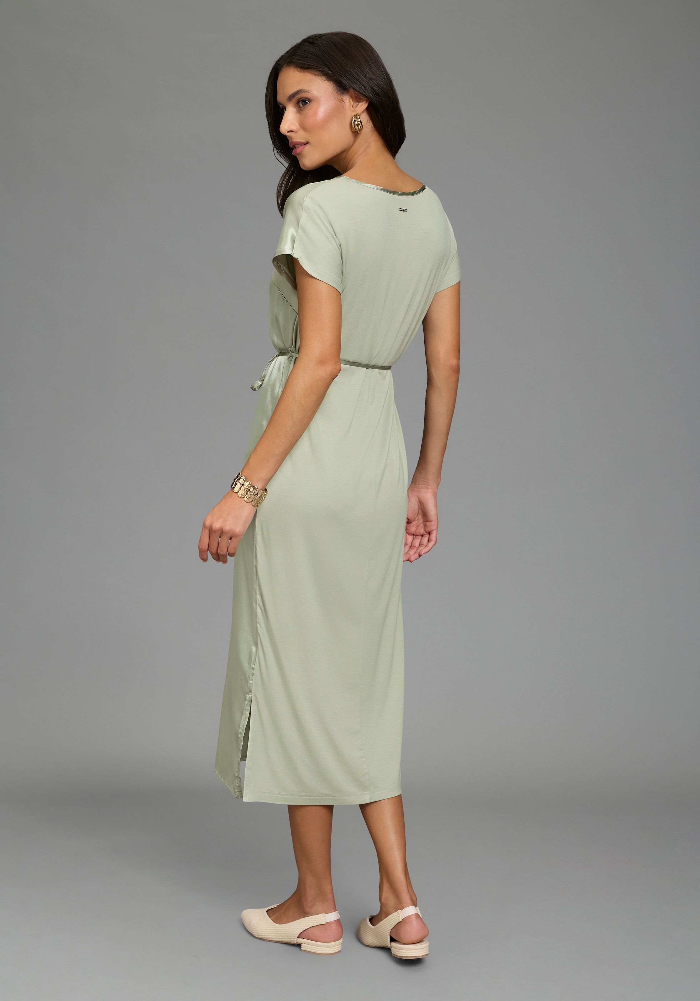 Laura Scott Satinkleid in moderner Midi-Länge, glänzende Optik