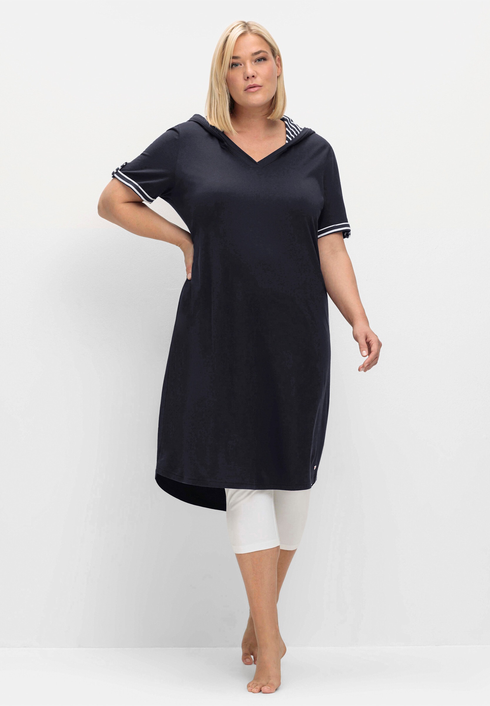 Sheego Shirtkleid »Shirtkleid Freizeitkleid mit Kontrastdetails« Ohne Tasche mit Kontrastdetails und längerem Rücken