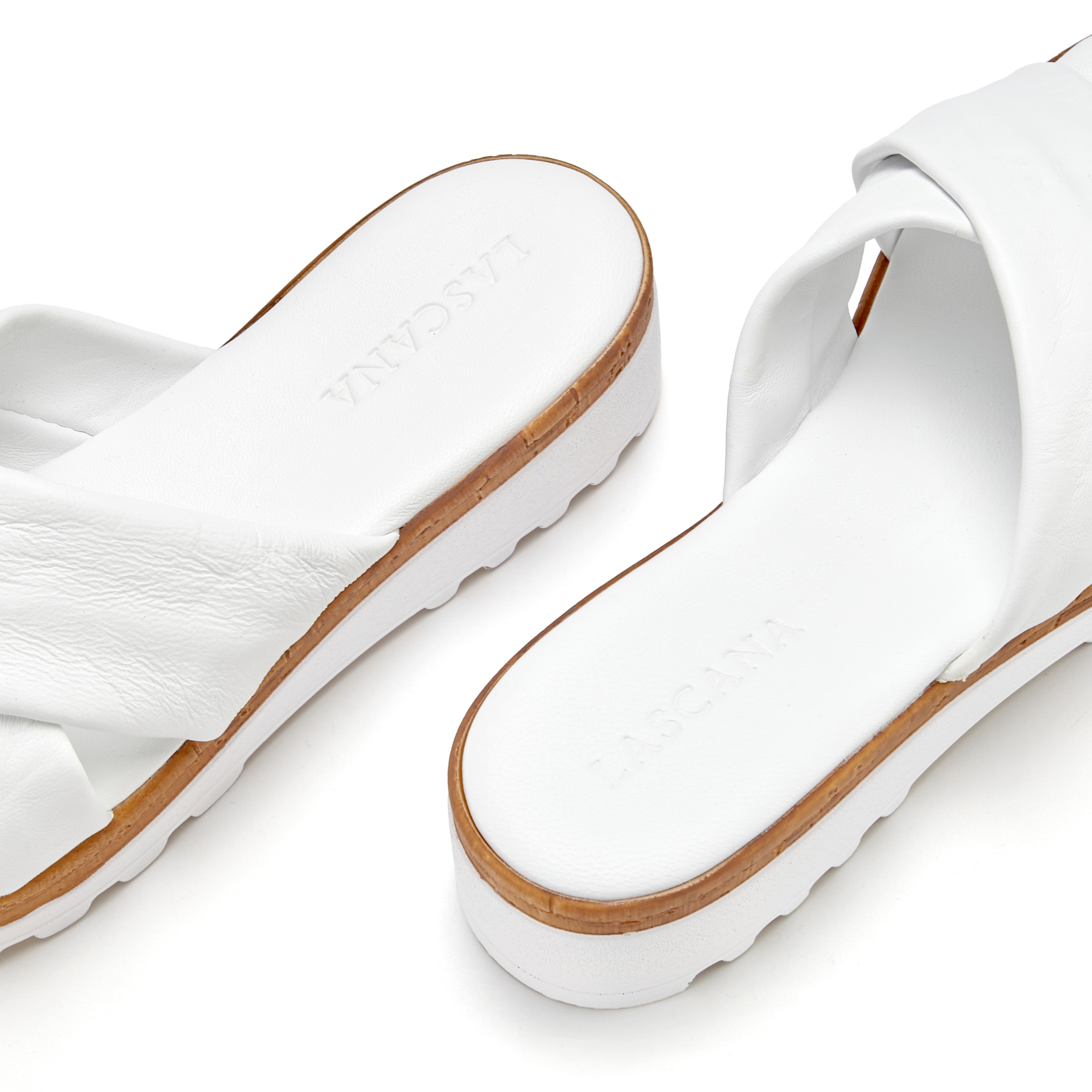 LASCANA Pantolette »Sandale, Sommerschuh, Mule, offener Schuh,«  NEU aus Leder mit dezentem Keilabsatz