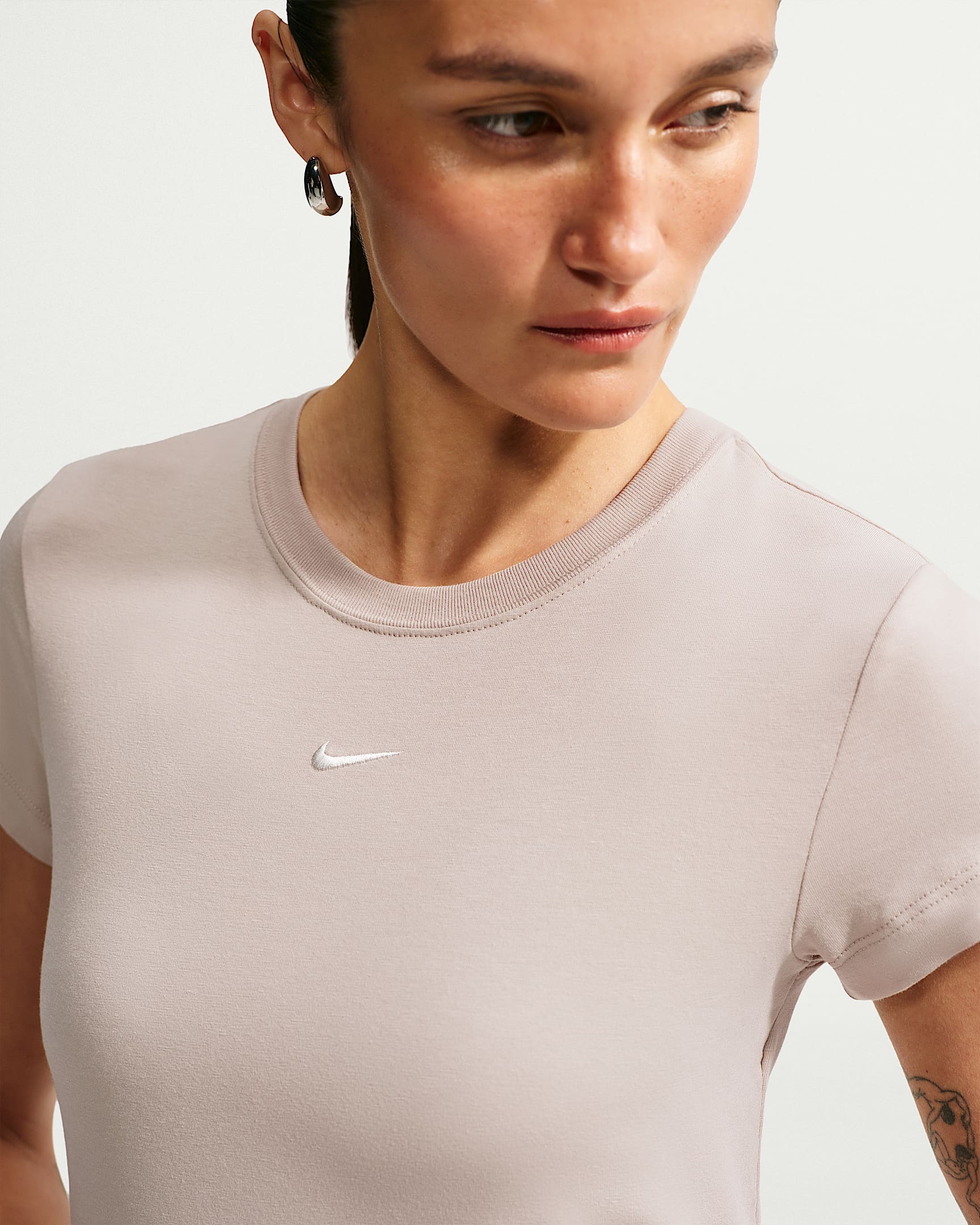 Nike Sportswear T-Shirt »W NSW NK CHLL KNT MD CRP« mit Rundhalsausschnitt, Kurzarm, aus Jersey, lockerer Schnitt