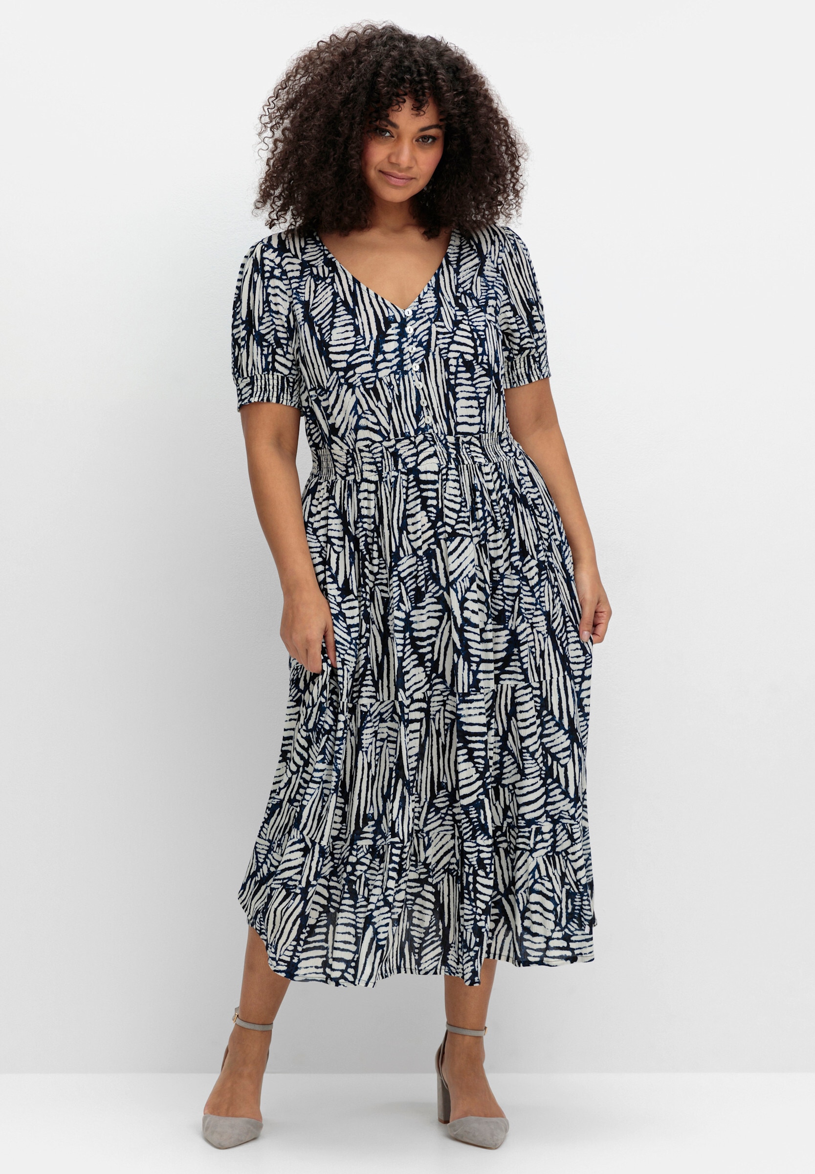 sheego by Joe Browns Sommerkleid »Kleid Maxikleid mit Grafikprint und Volantsaum« Eingrifftasche mit Grafikprint und Volantsaum