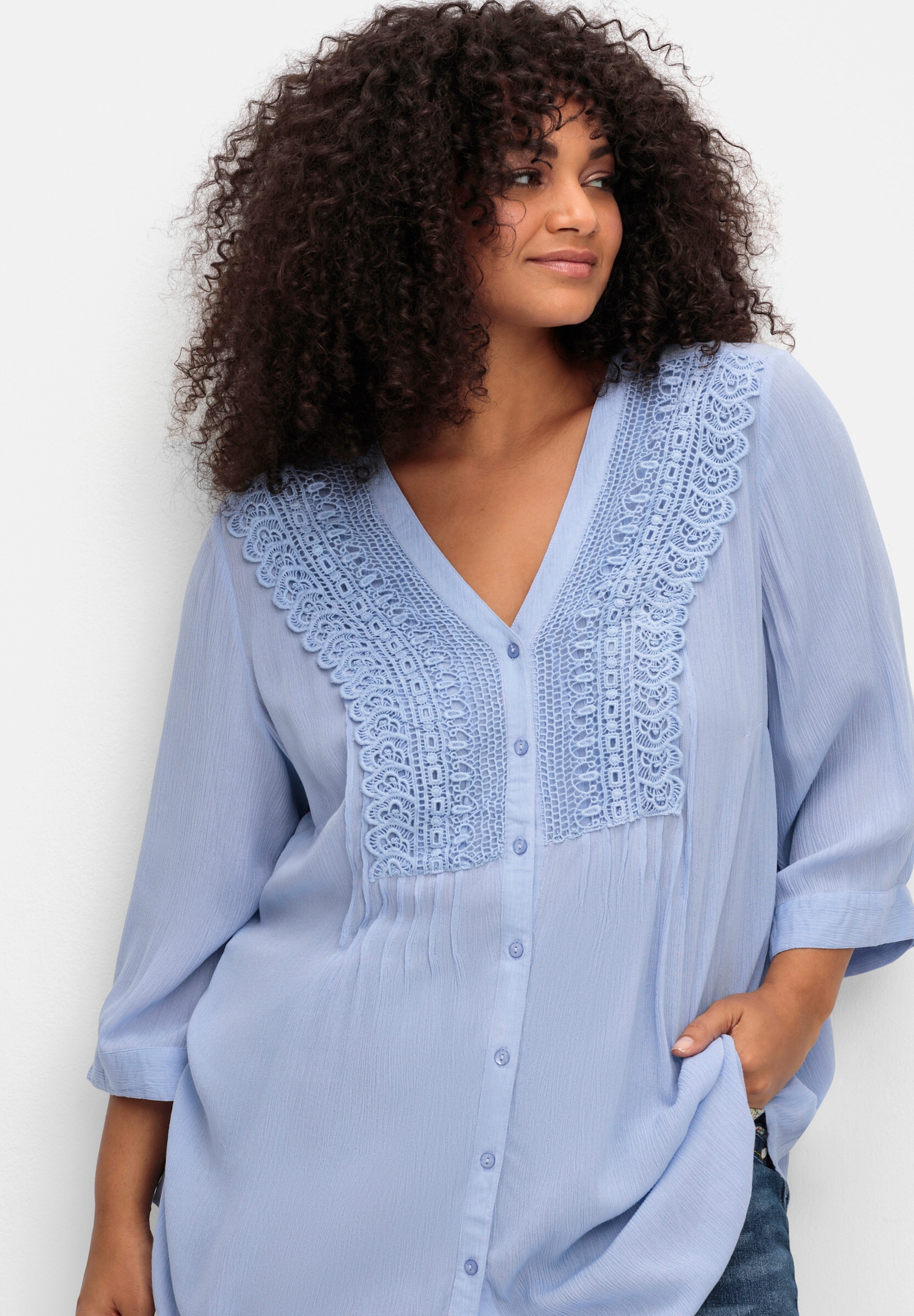 sheego by Joe Browns Klassische Bluse »Longbluse Crêpebluse mit Biesen und Häkelspitze«