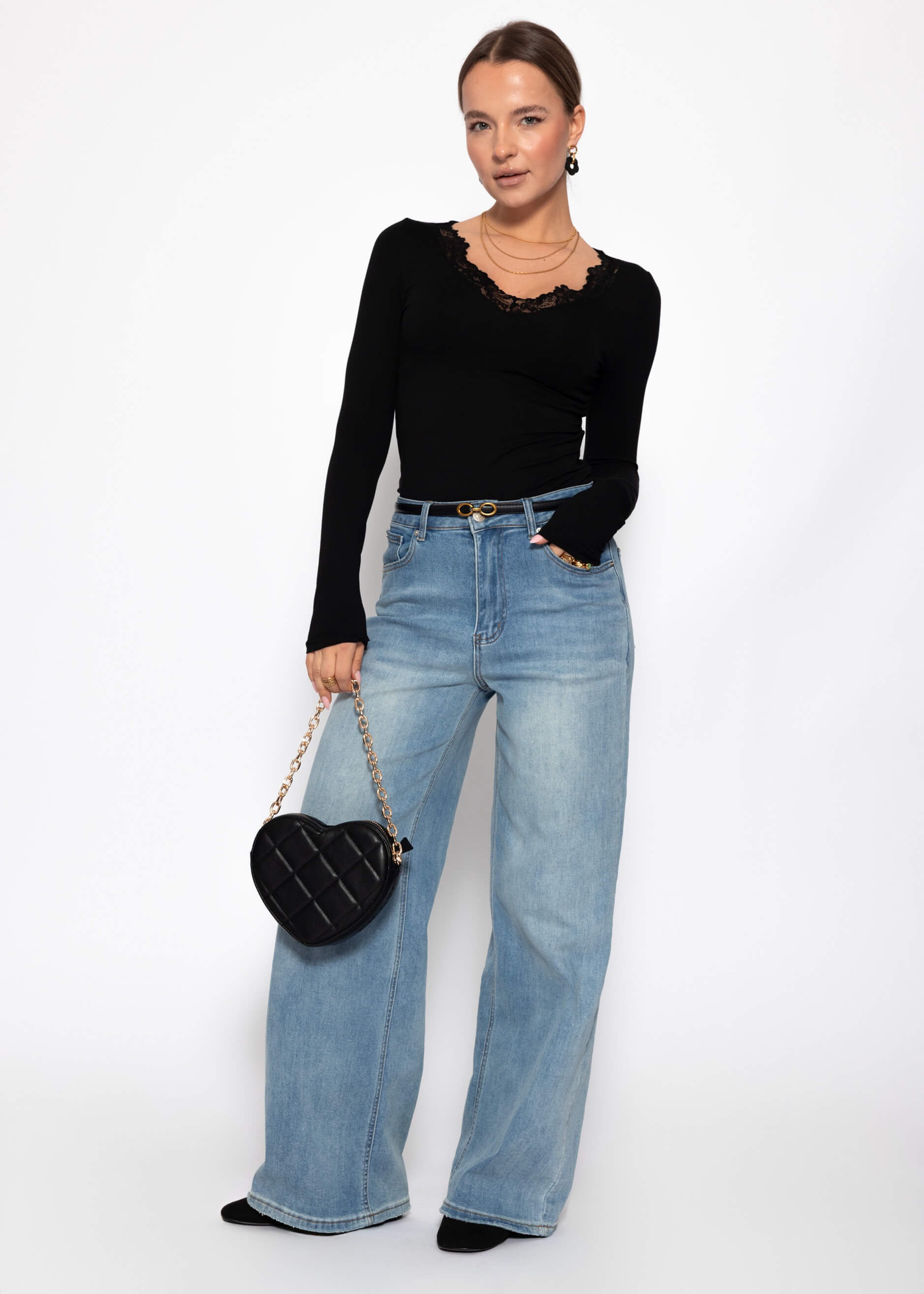 SASSYCLASSY Langarmshirt »Langarmshirt mit Spitzenausschnitt« Feminines Top mit tiefem Rundhals und extra langen Ärmeln