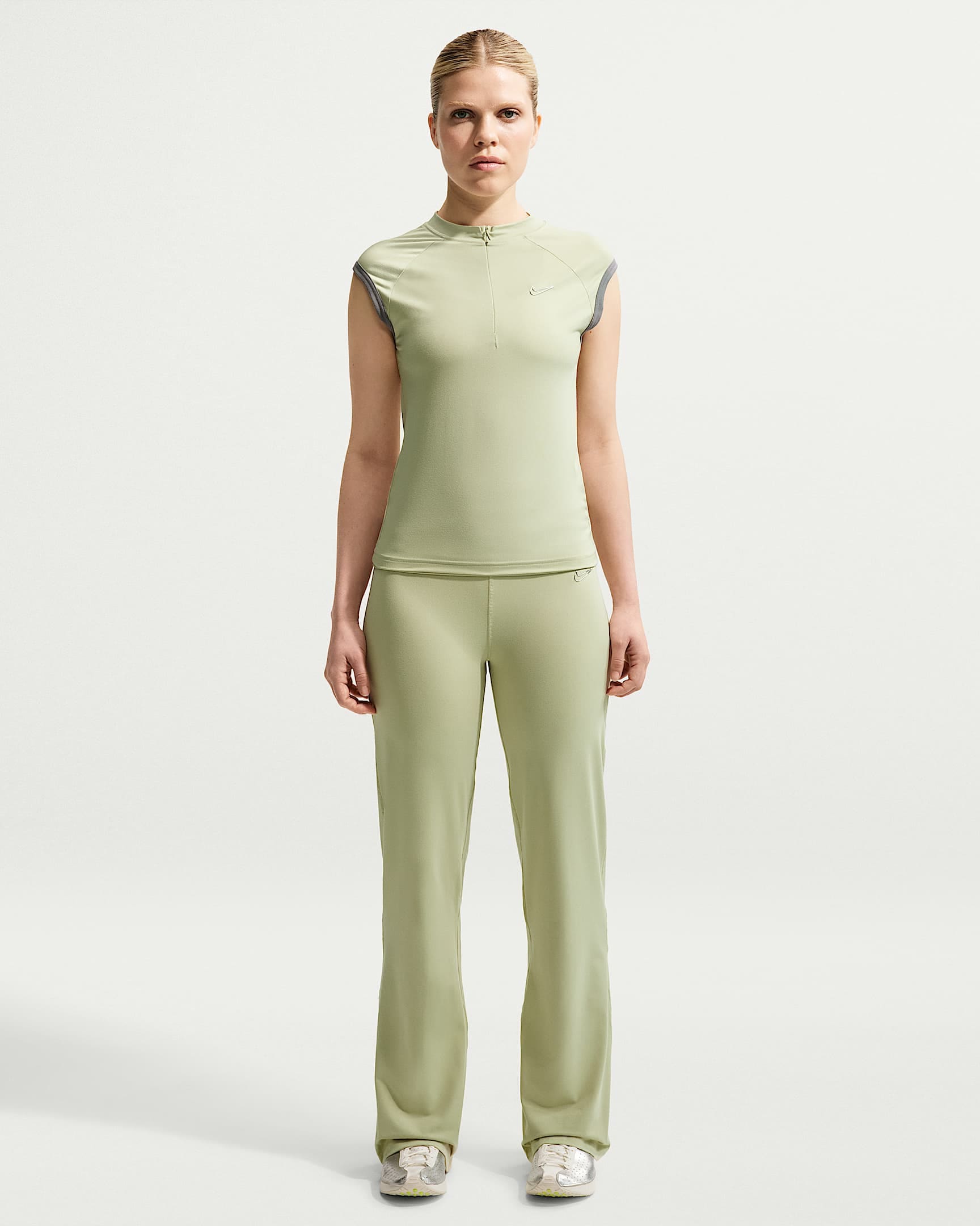 Nike Sportswear Sporthose »W NK FLARED PANT GLS«  mit ausgestelltem Bein, aus Polyester und Elasthan