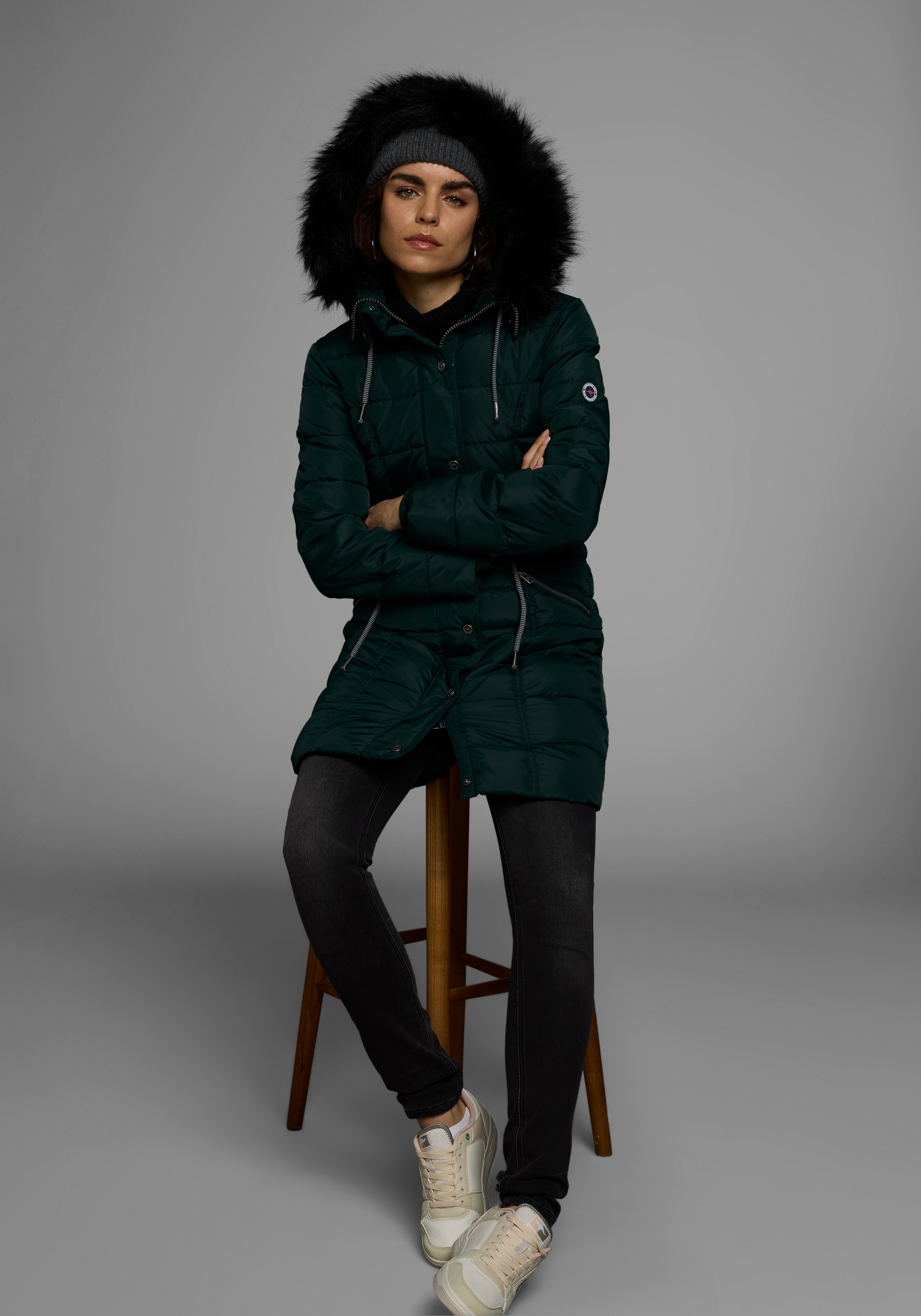 KangaROOS Steppjacke, mit Kapuze, figurbetonter Schnitt, mit Reißverschlusstaschen