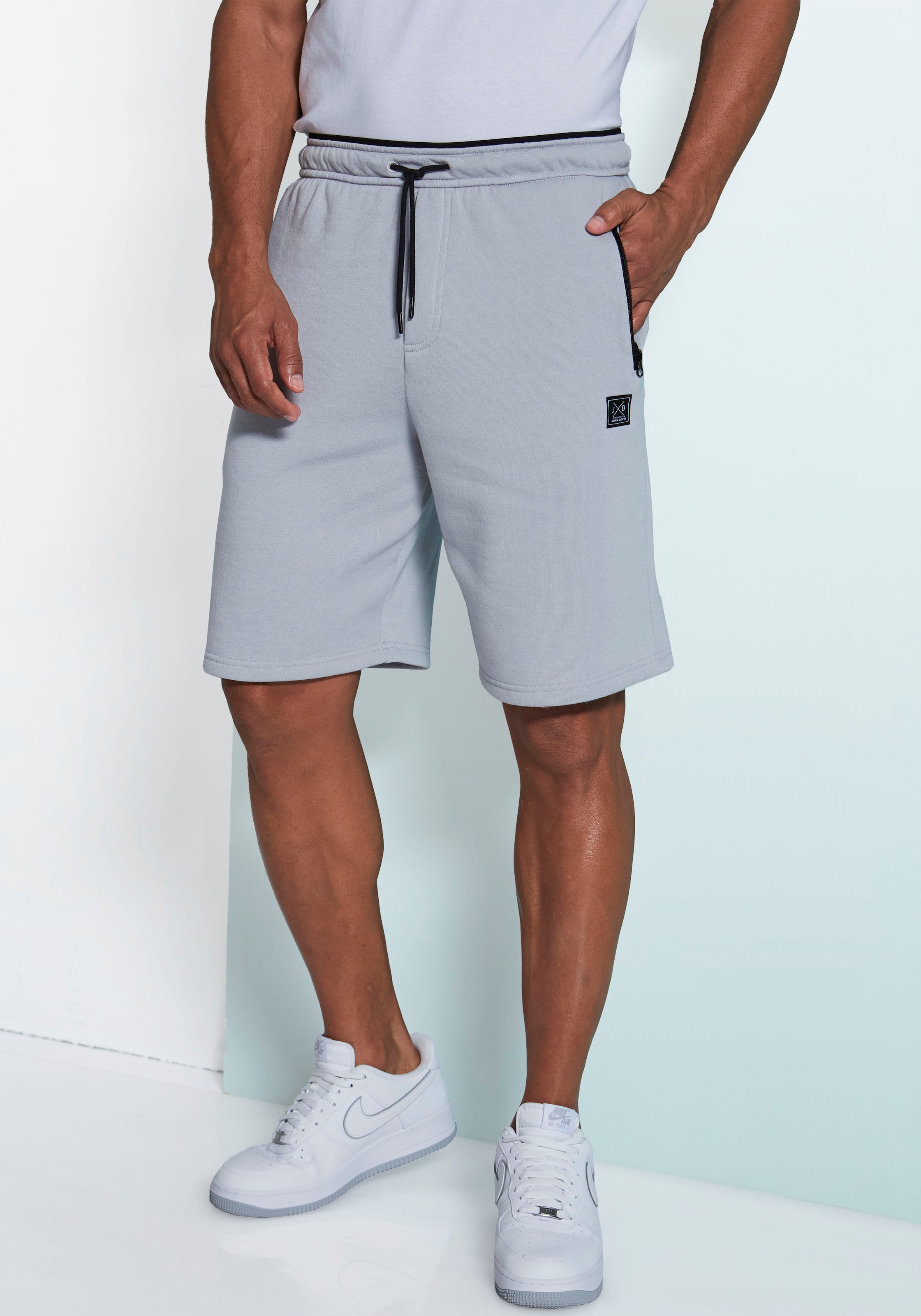 Sweatshorts, seitliche Taschen mit schwarzem Reißverschluss