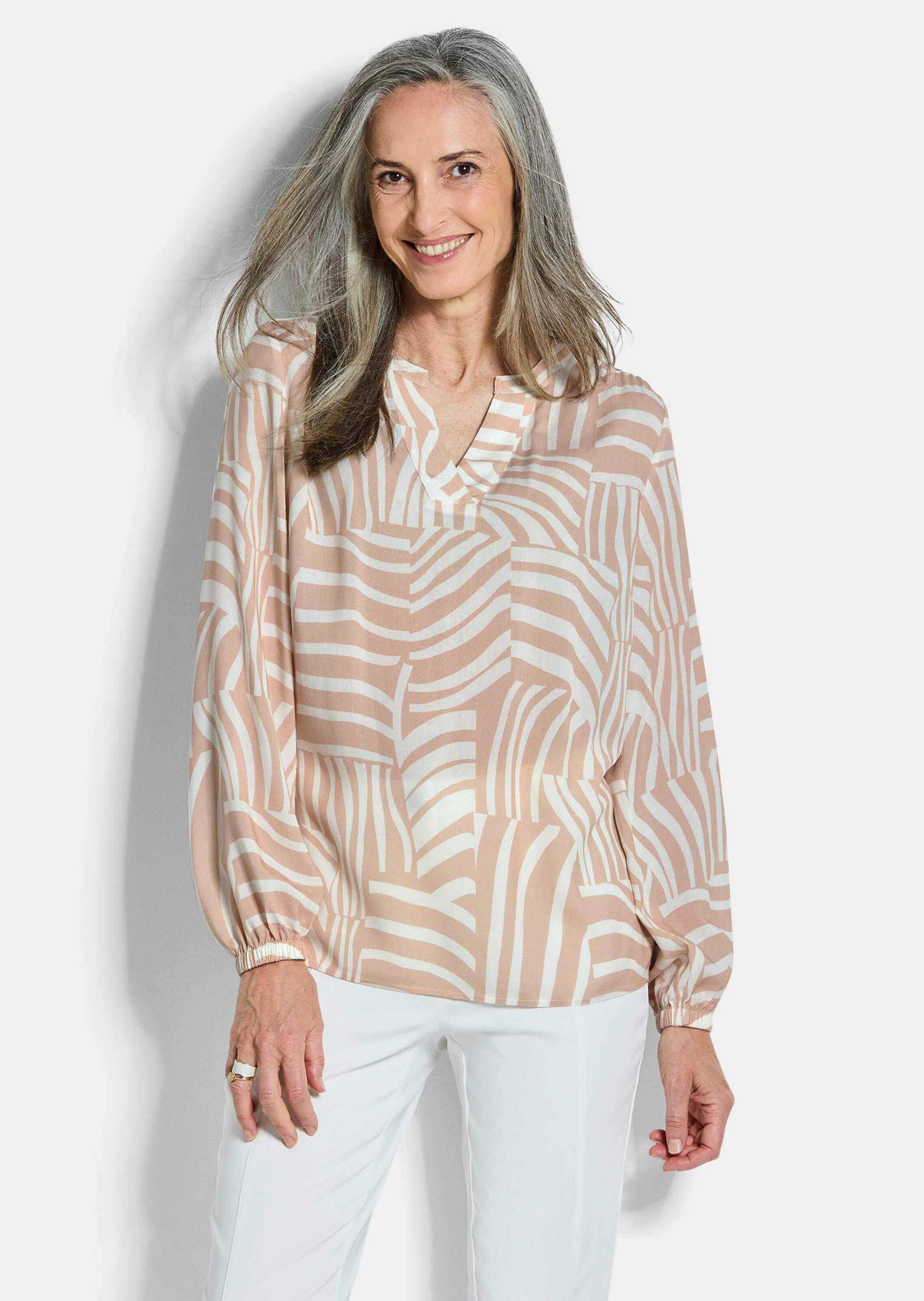 GOLDNER Schlupfbluse »Kurzgröße Grafische Viskosebluse mit Schlitz« Gummibündchen am Armabschluss