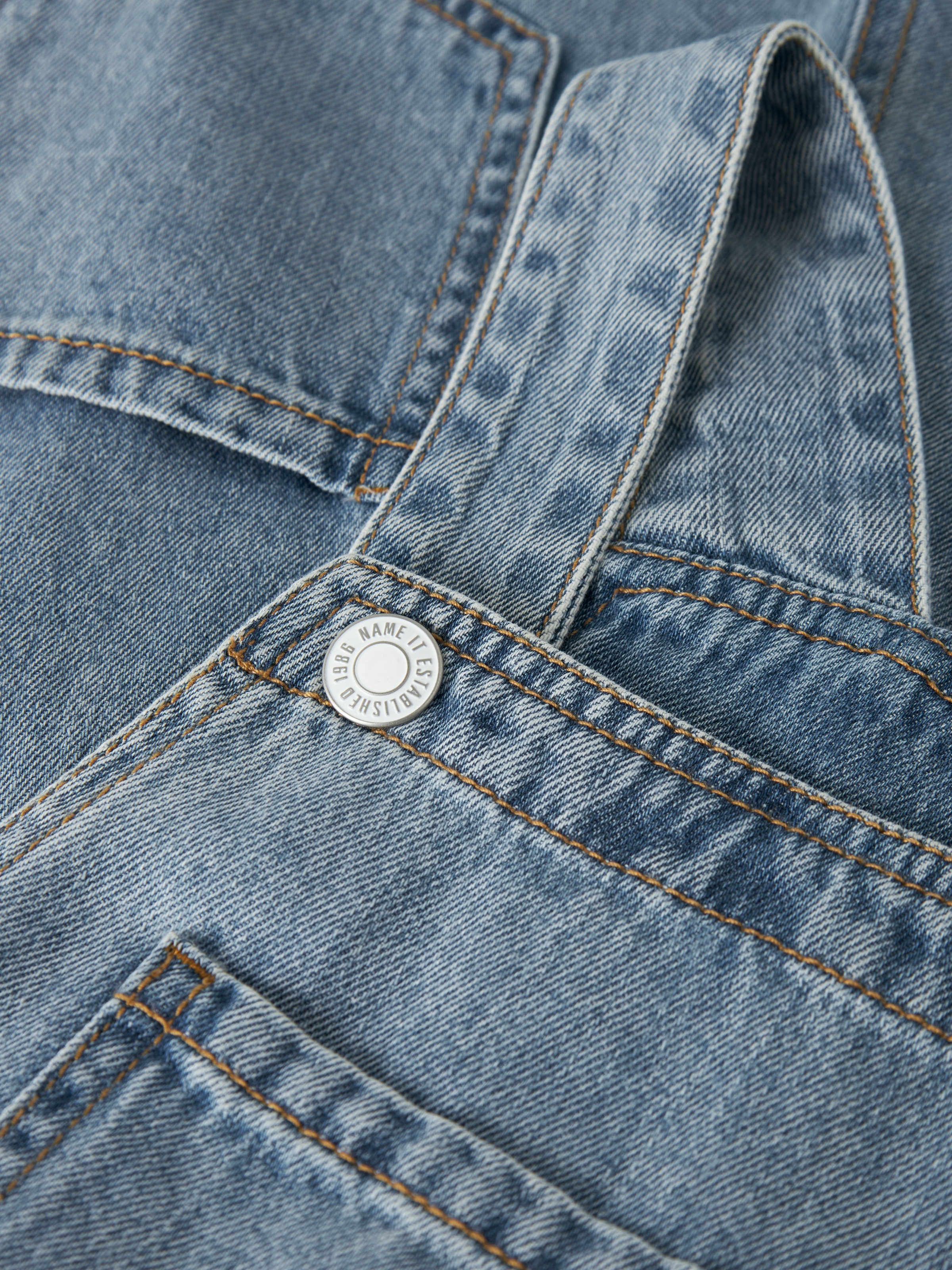 Name It Kurzoverall »NKFALMA DNM SHORTSALL 2228-OV F« tolle Latzjeans-Shorts im Used-Look