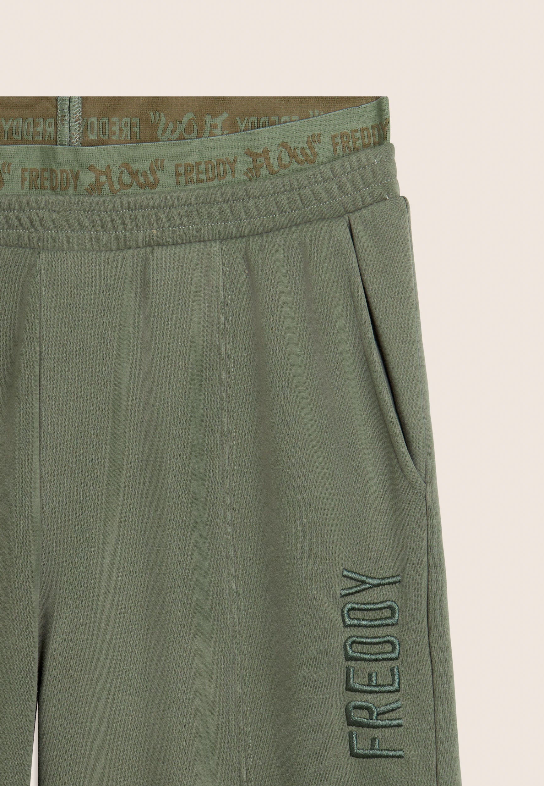 Freddy Jogginghose  super bequem mit extraweiter Beinform und Logobund