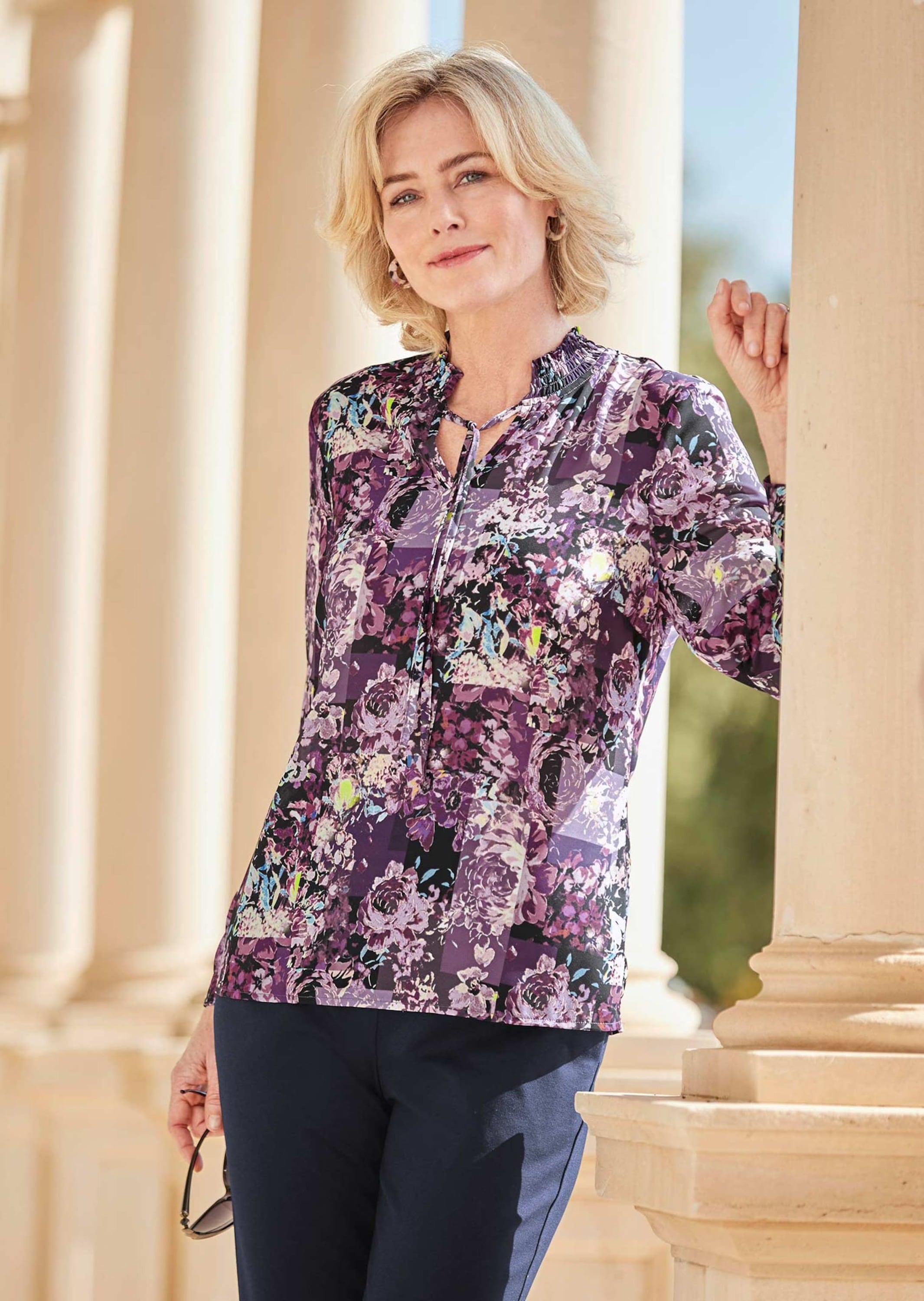 GOLDNER Druckbluse »Kurzgröße Druckbluse in exotischem Muster« Gesmokter Stehkragen mit Bindeband