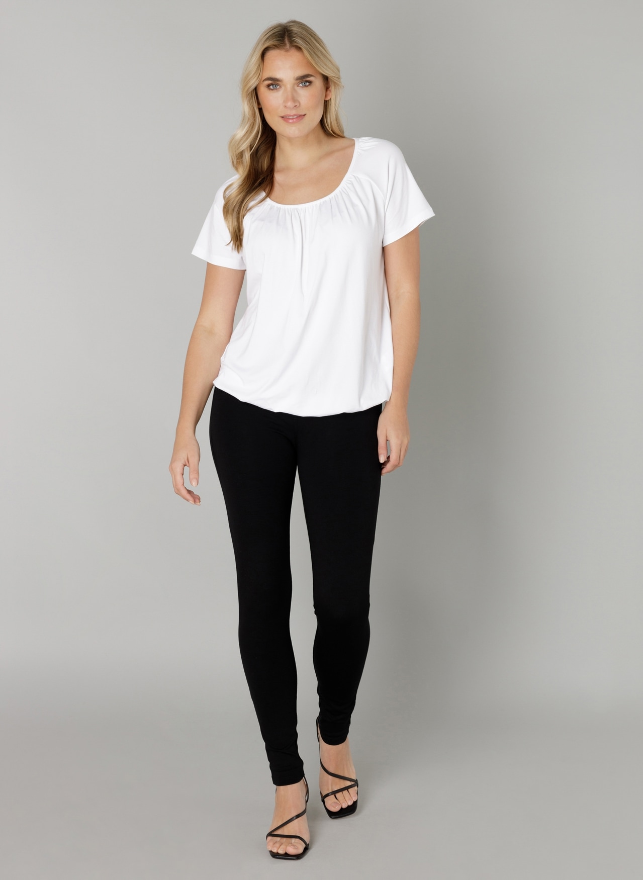 Base Level T-Shirt »Yona«, mit Raffung am Rundhalsausschnitt