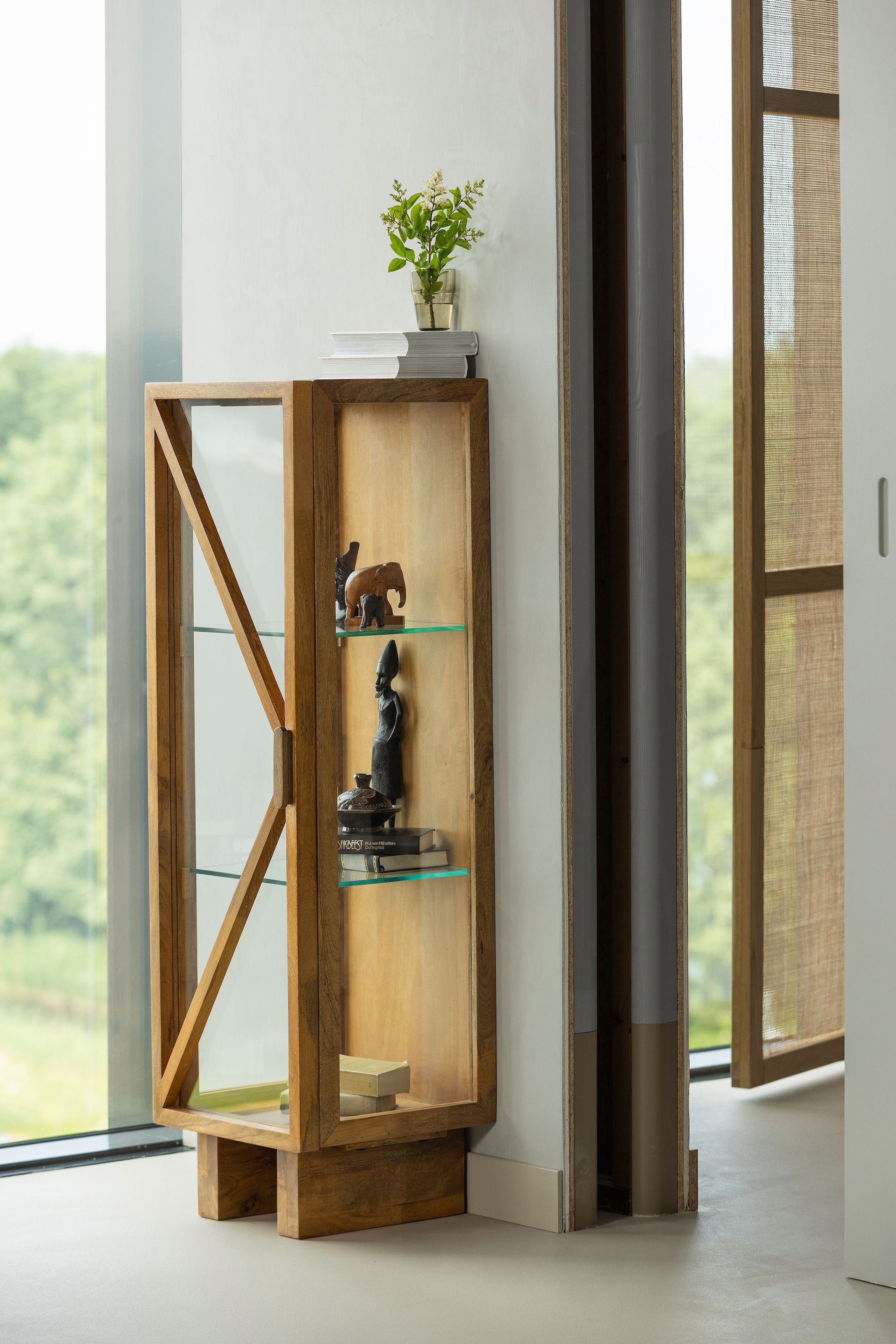 WOOOD Vitrine »Kella Mangoholz mit Glastüren und Glaseinlegeböden 40 x 39 x 137 cm« Tragkraft 5–7 kg pro Glasboden, Wandbefestigung empfohlen