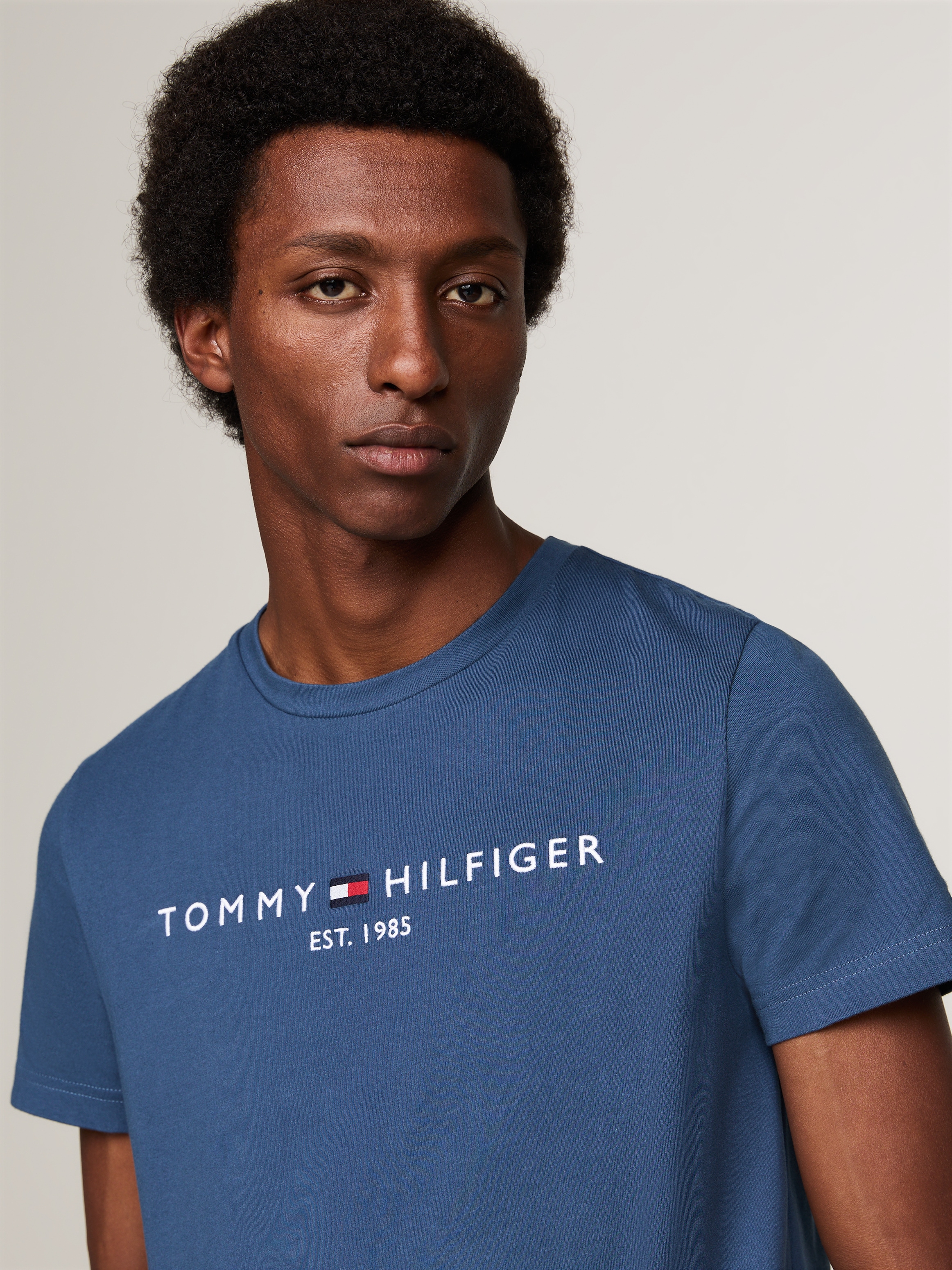 Tommy Hilfiger T-Shirt »TOMMY LOGO TEE«, aus reiner, nachhaltiger Baumwolle