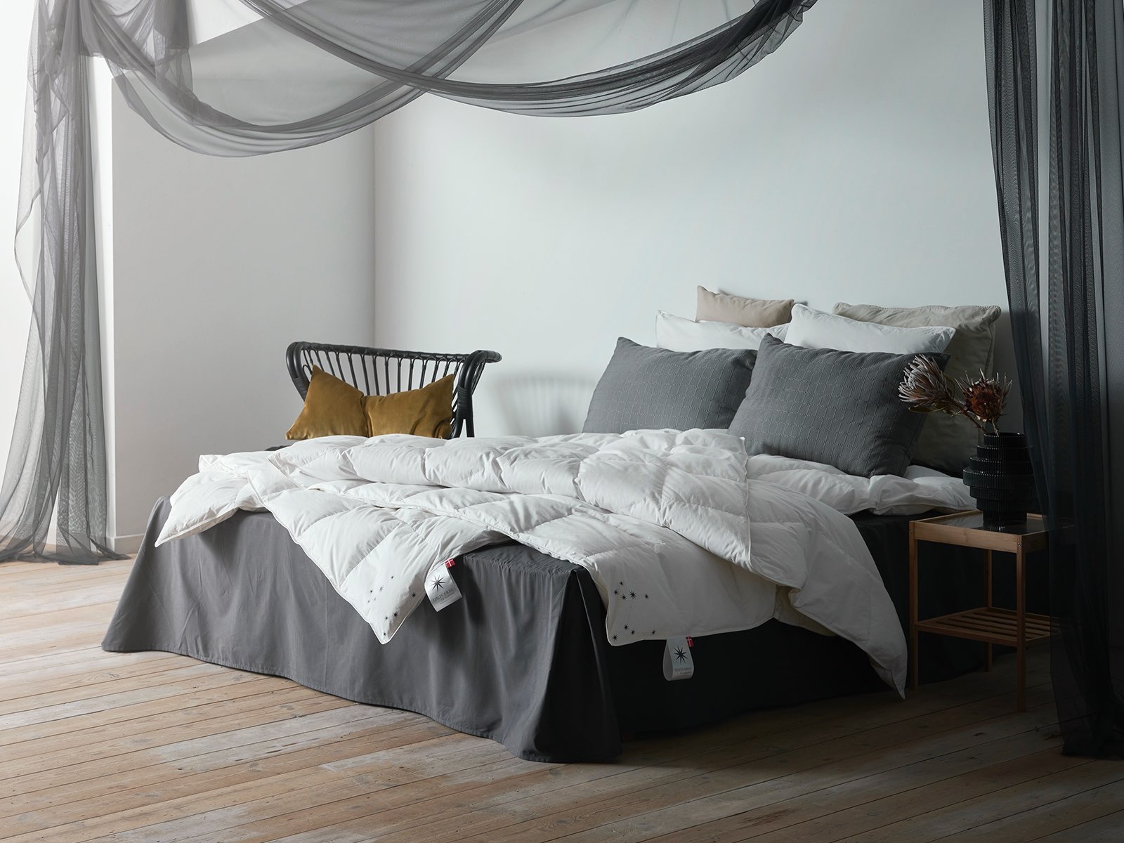 Universe of sleeping Kunstfaserbettdecke »Pegasus, pflegeleicht, Allergikergeeignet, 3 Wärmekl., Made in Denmark«, warm, Füllung Mischung aus 50% Polyesterfasern & 50% Europäische Feder-Daunenfüllung, (1 St.)