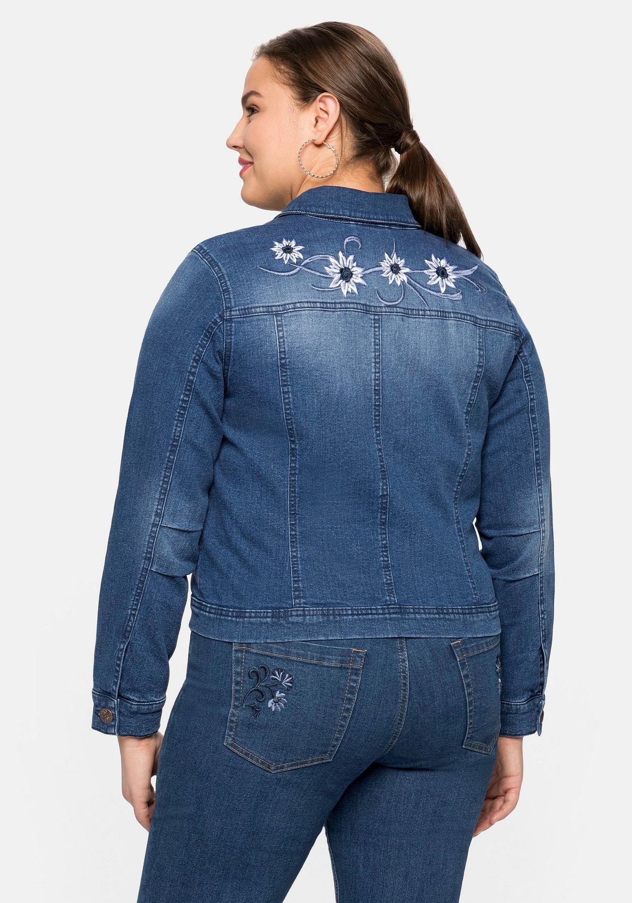 Sheego Jeansjacke »Jeansjacke mit Trachten-Stickereien«, ohne Kapuze, mit Trachten-Stickereien