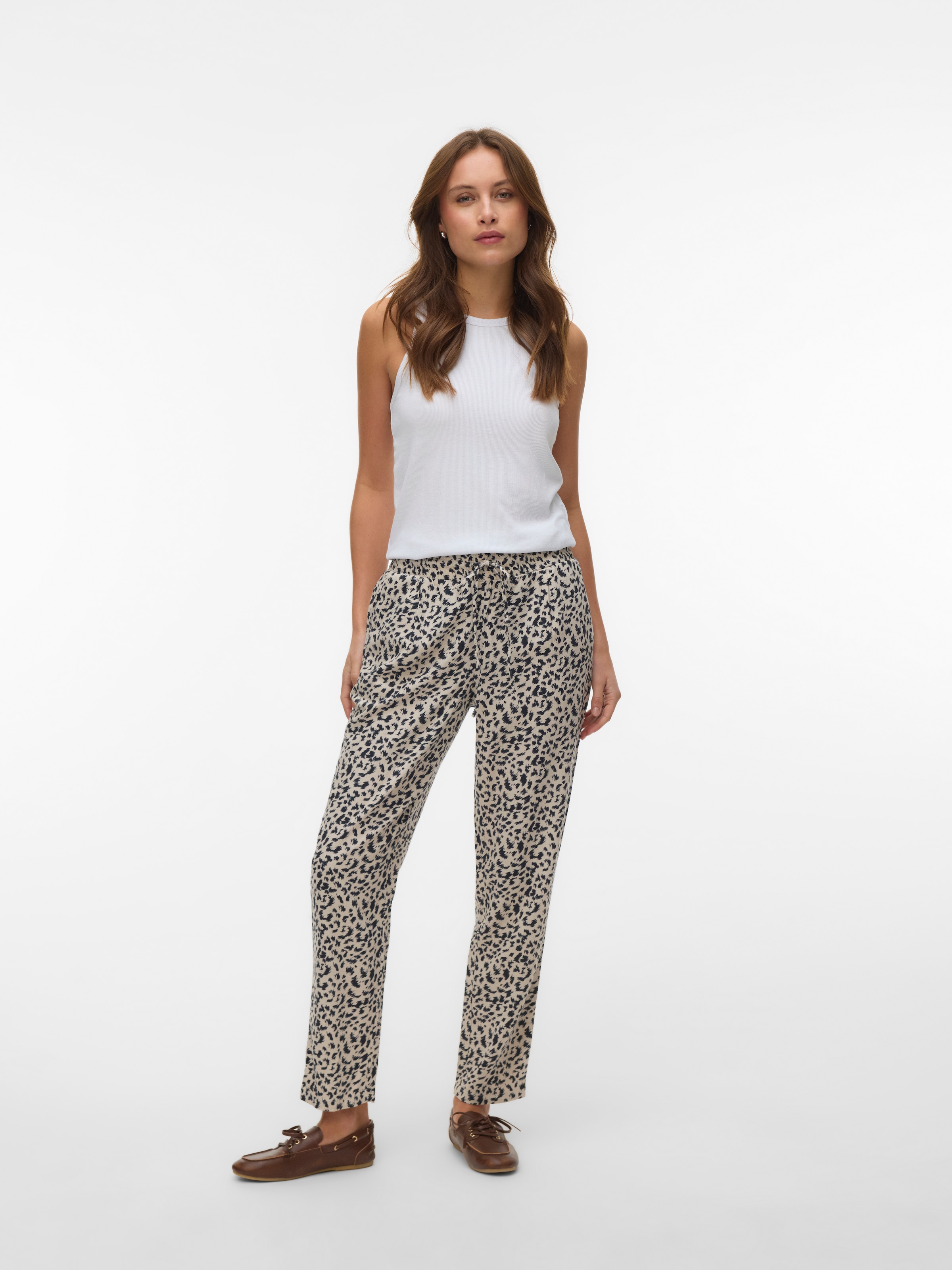 Vero Moda Schlupfhose »VMJESMILO MW ANKLE PANTS WVN NOOS«  mit Leinen, elastisches Bündchen und Kordelzug