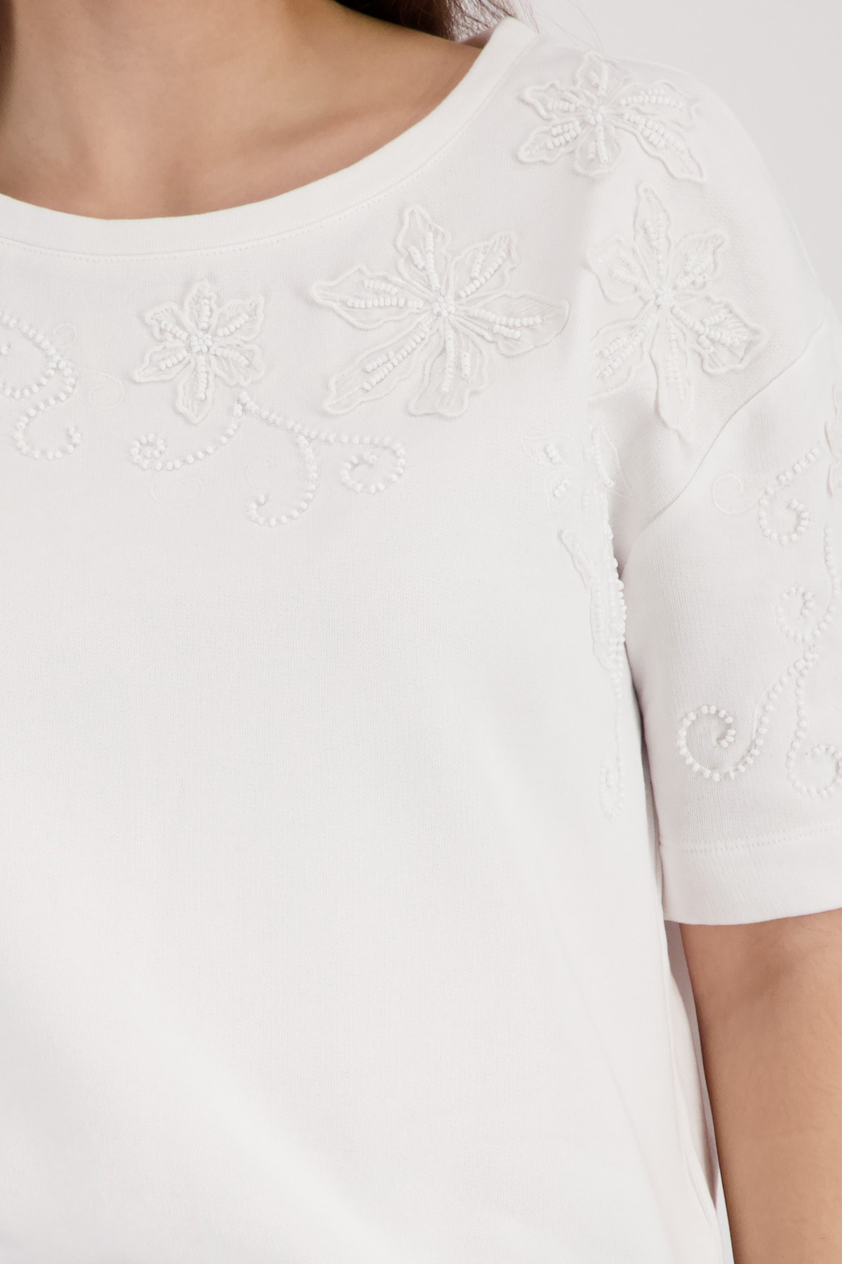 Monari Sweatshirt »Sweatshirt Perlenschmuck«, mit Blumenstickerei
