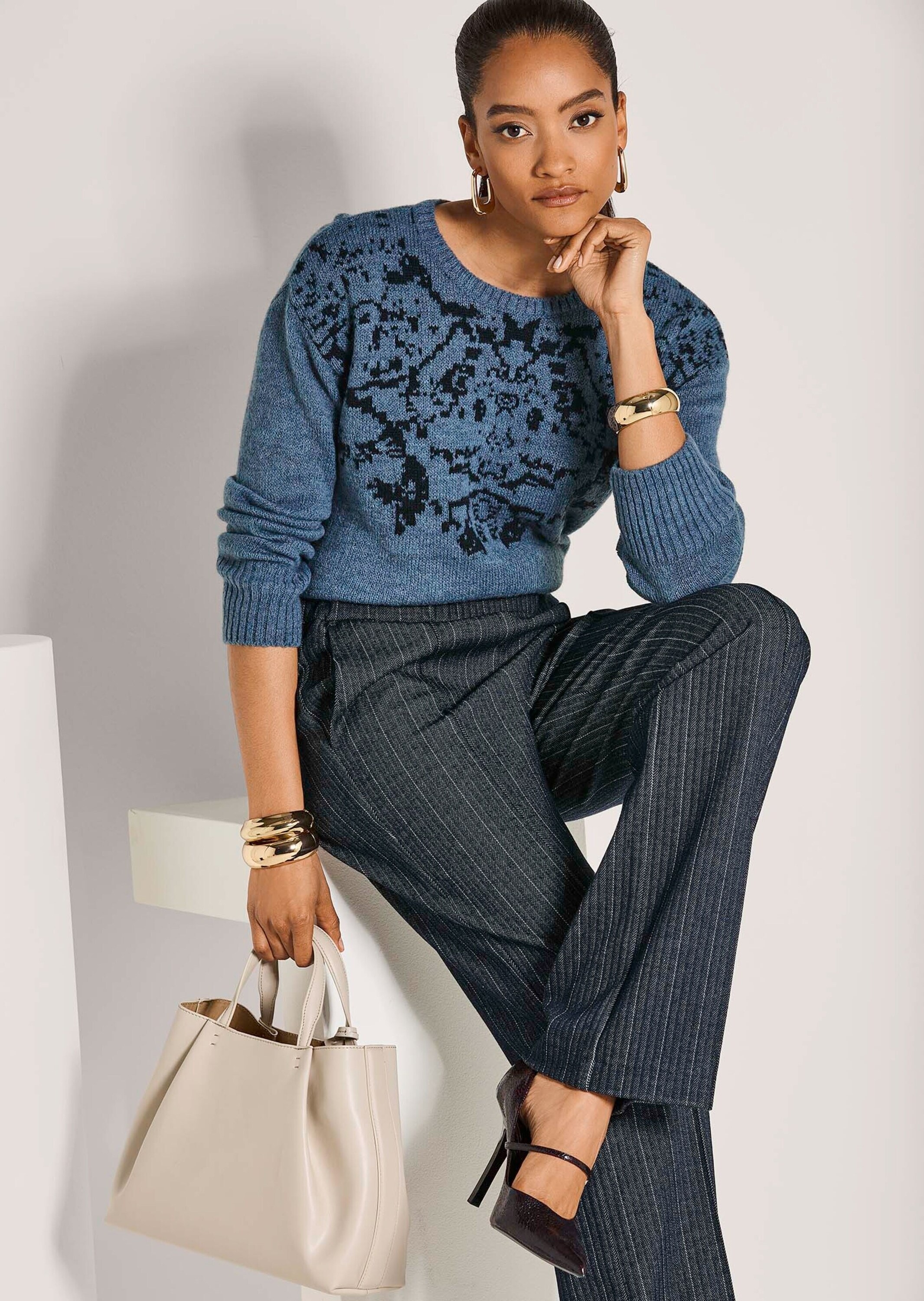 MADELEINE Longpullover »Strickpullover Eleganter Jacquard-Pullover mit Rundhals« kontrastfarbiger Jacquard