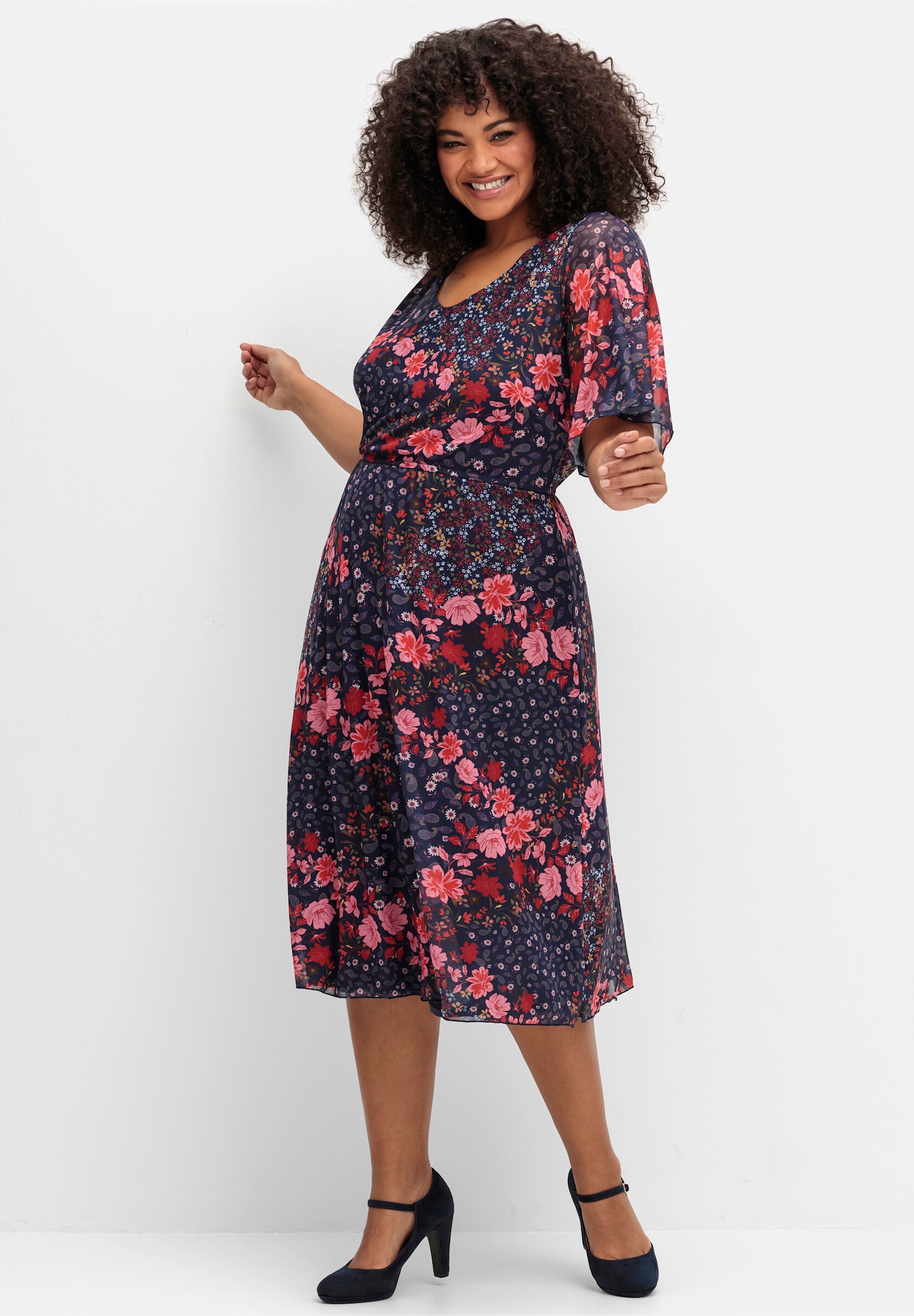 sheego by Joe Browns Sommerkleid »Mesh-Kleid Blumenkleid aus weicher Mesh-Qualität« Ohne Tasche mit Blumendruck und blickdichtem Futter