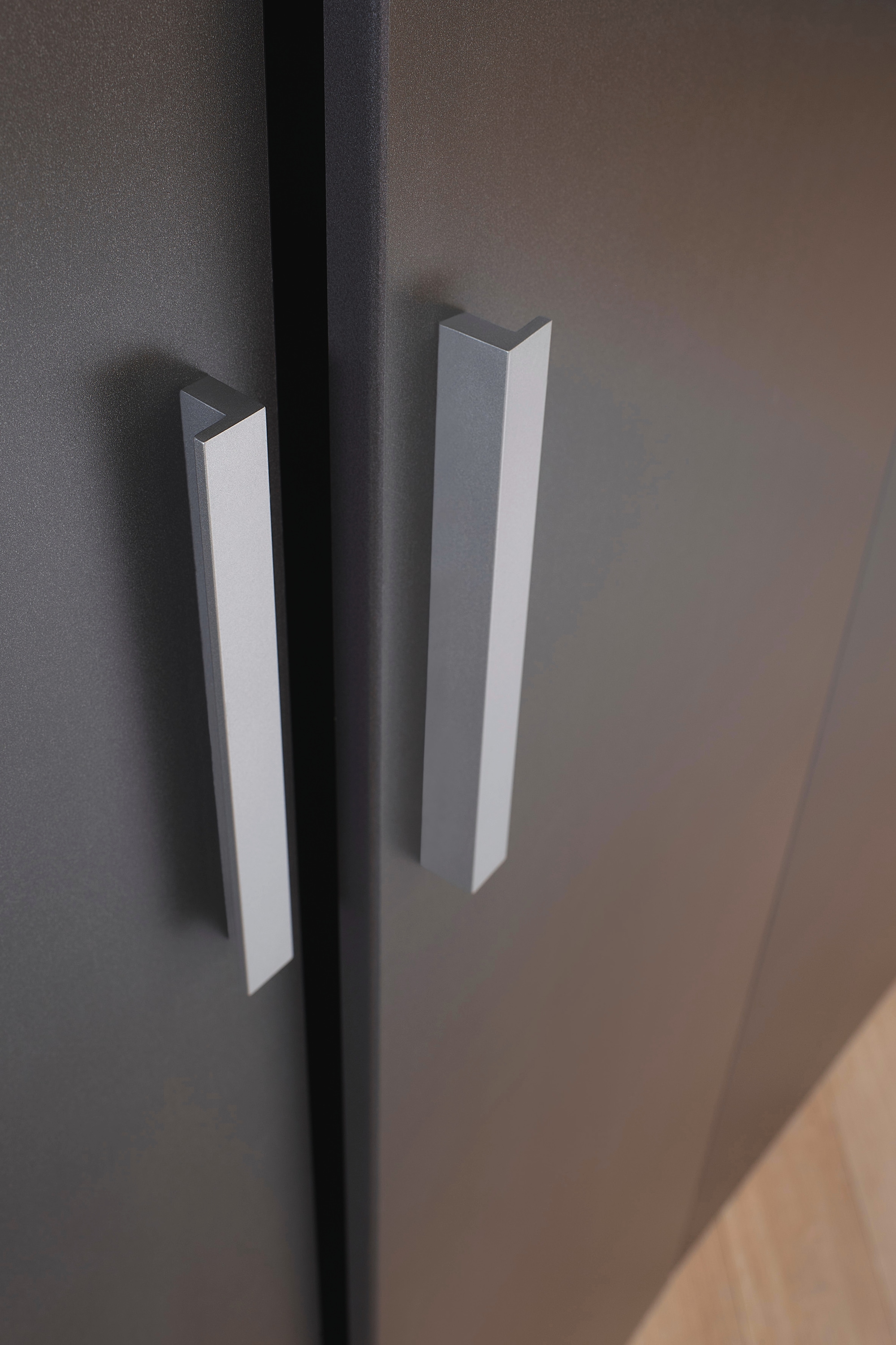 rauch Drehtürenschrank »Kleiderschrank Schrank Garderobe KOLUNA mit Dekor-Front«, inkl. 2 Innenschubladen sowie extra Einlegeböden MADE IN GERMANY