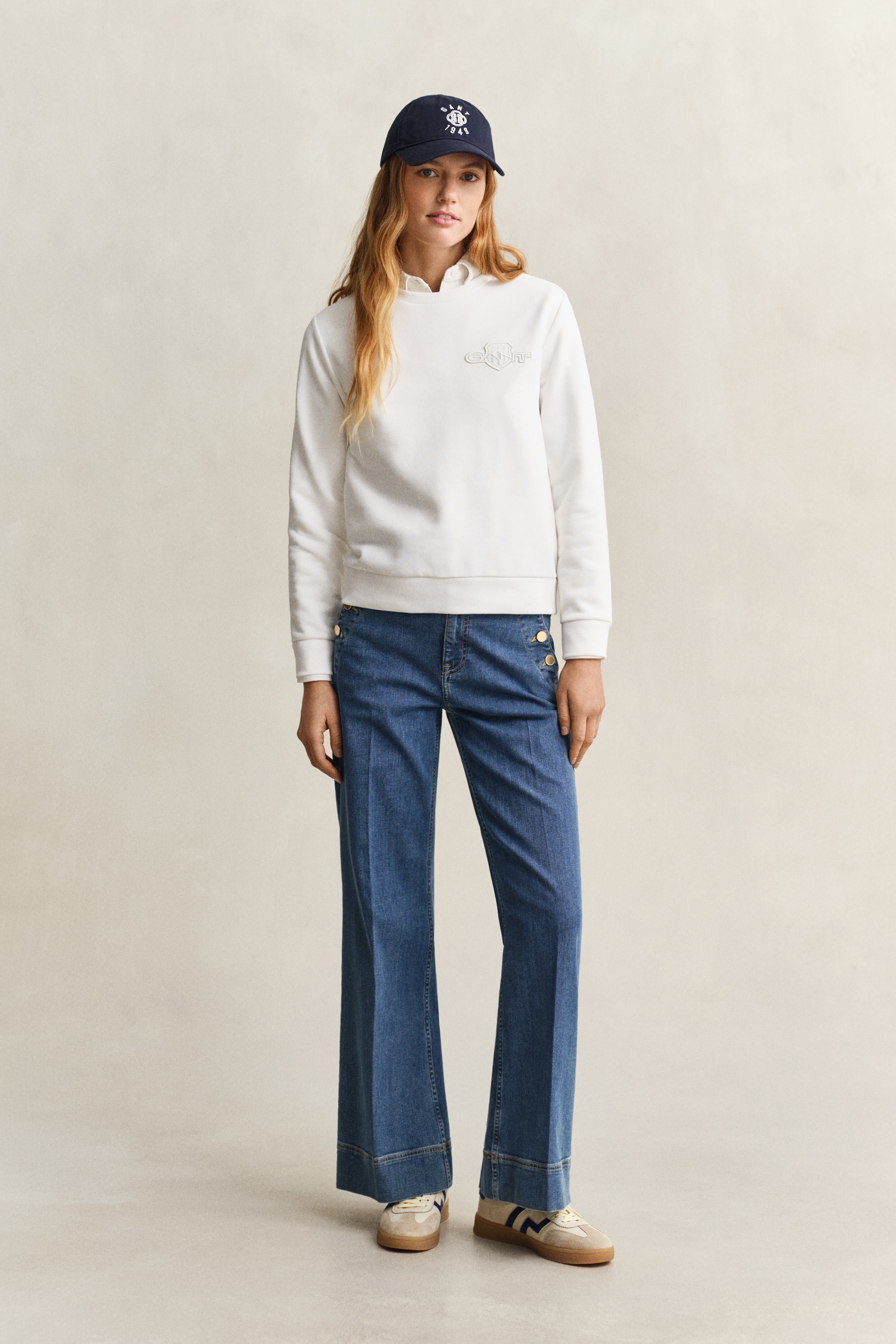 Gant Sweatshirt »REG TONAL SHIELD C-NECK SWEAT«, Ton in Ton Stickerei, Rundhals
