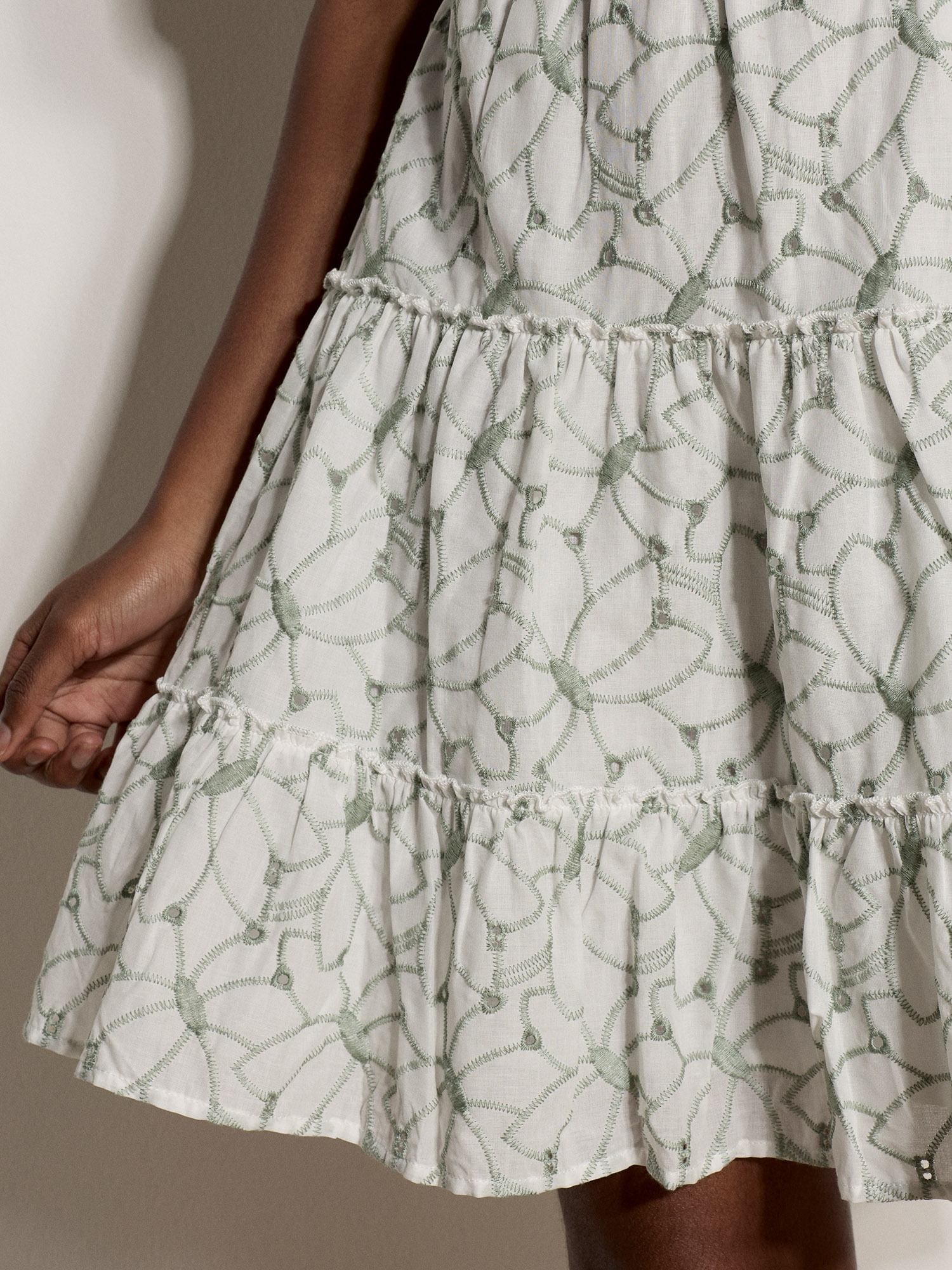 Apricot Minikleid »Mini-Trägerkleid mit Blumenstickerei und Schleife am Rücken« Stickerei