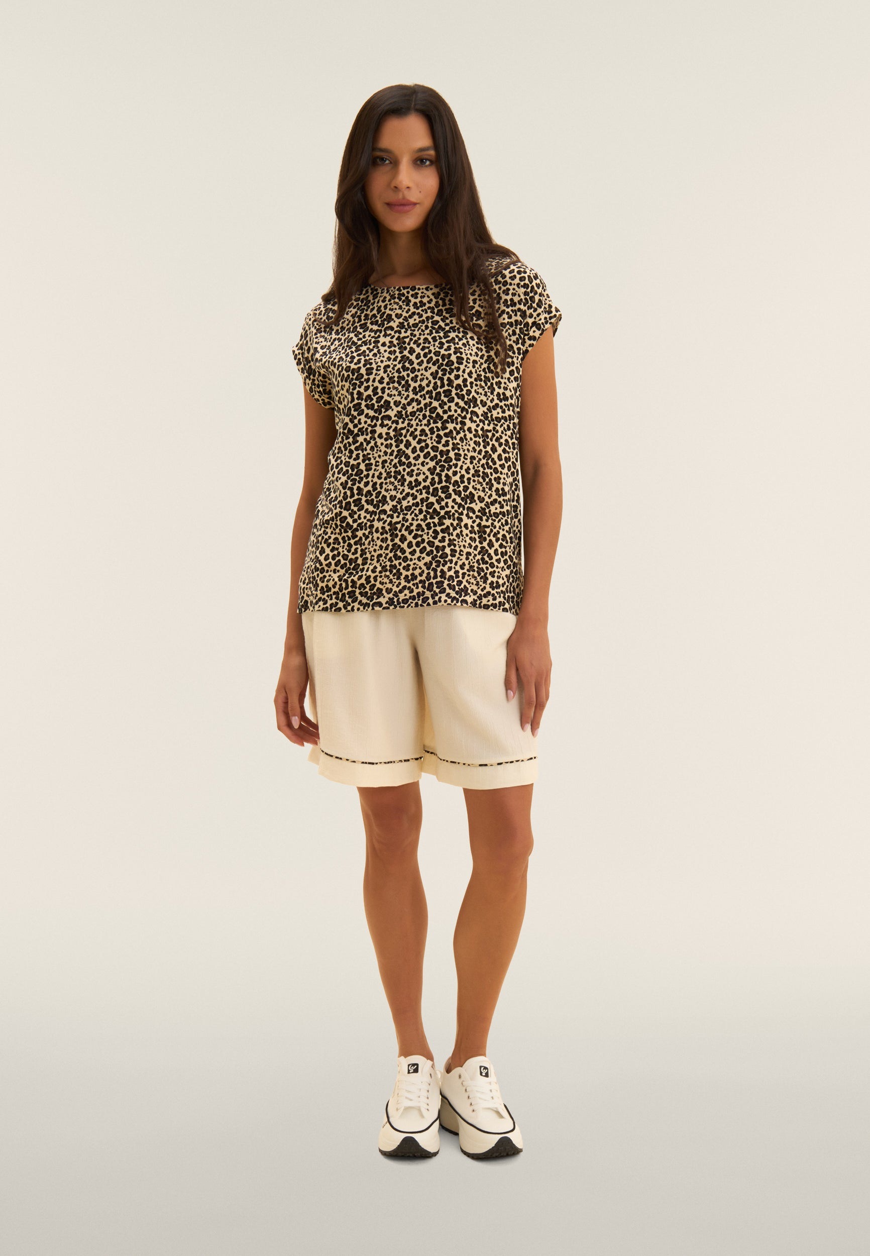 Freddy Rundhalsshirt mit allover Leoprint und Glitzerlogo