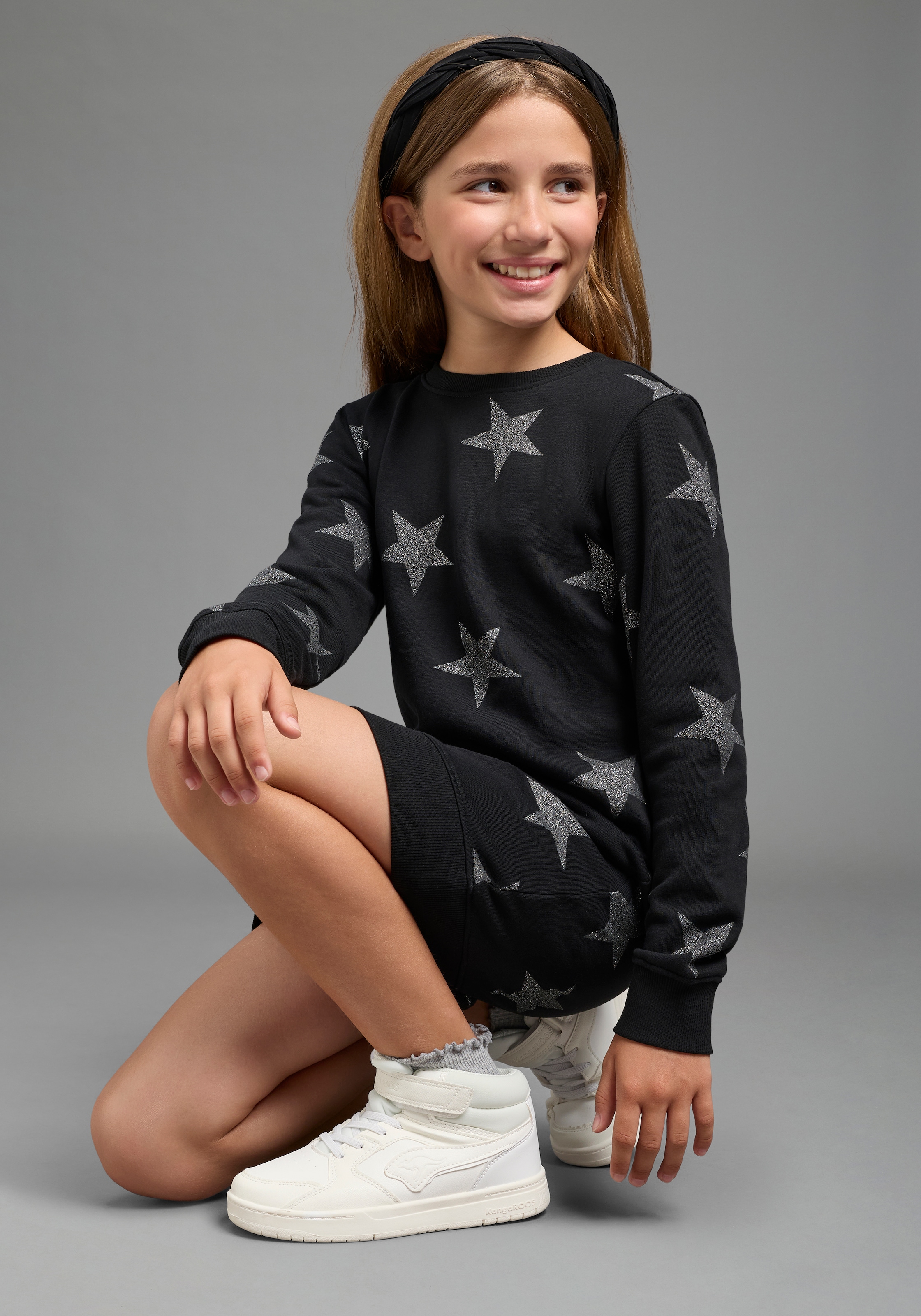 KIDSWORLD Sweatkleid »Sterne-Allover Kleid« Sweatkleid mit Glitzer für den Alltag, sportlicher Touch