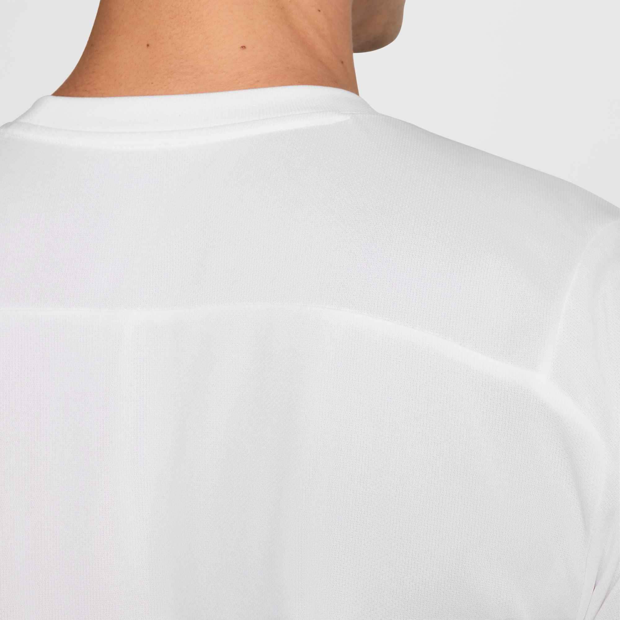 Nike T-Shirt »NikeCourt Victory Men's Dri-FIT Tennis Top« gerader Schnitt, hüftbedeckende Länge, Rundhalsausschnitt
