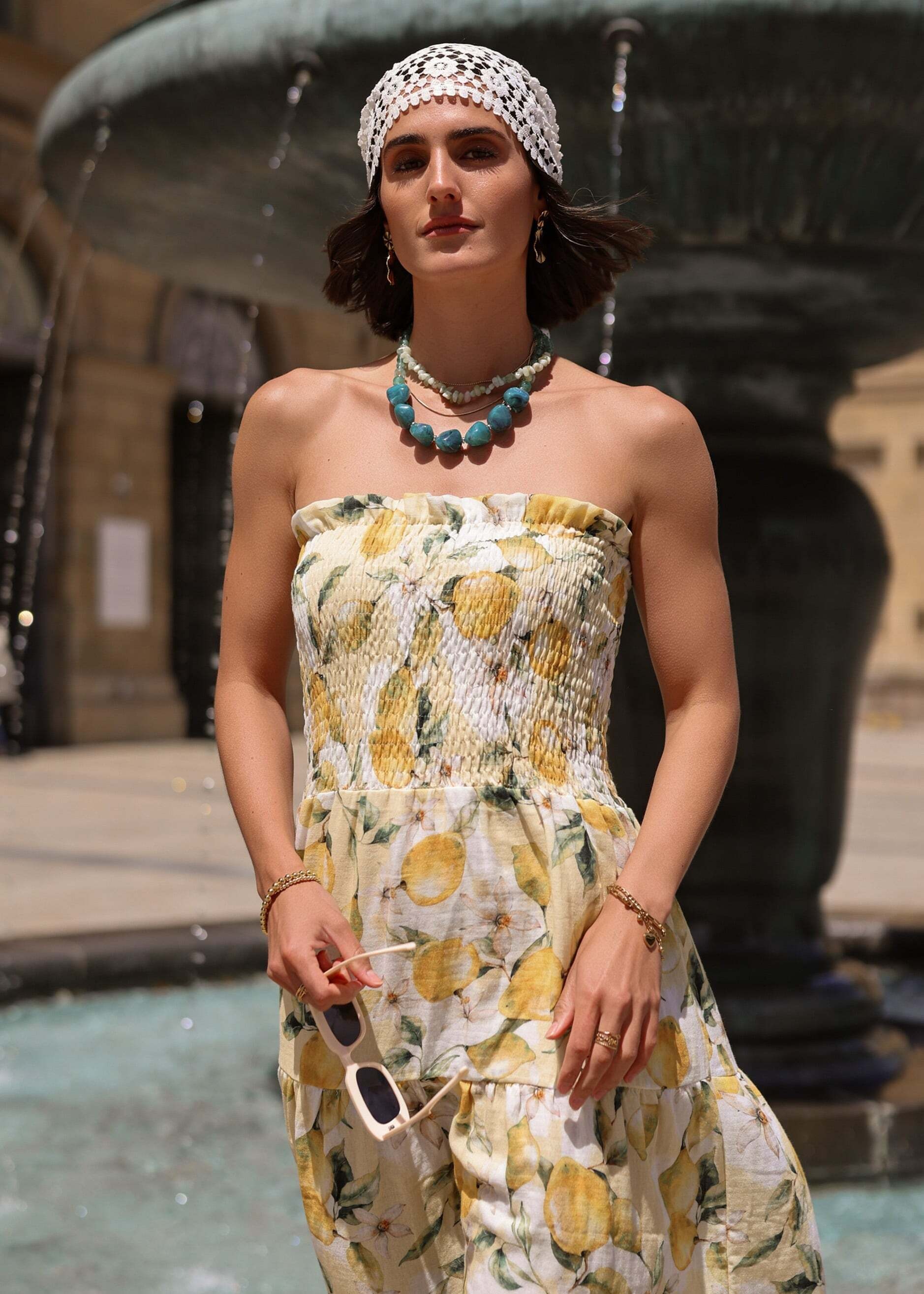 SASSYCLASSY Maxikleid »Gesmoktes Musselin Bandeau Kleid mit Lemon-Print« Luftiges Maxikleid mit Lemon-Print und fließendem Stufenrock Gelb