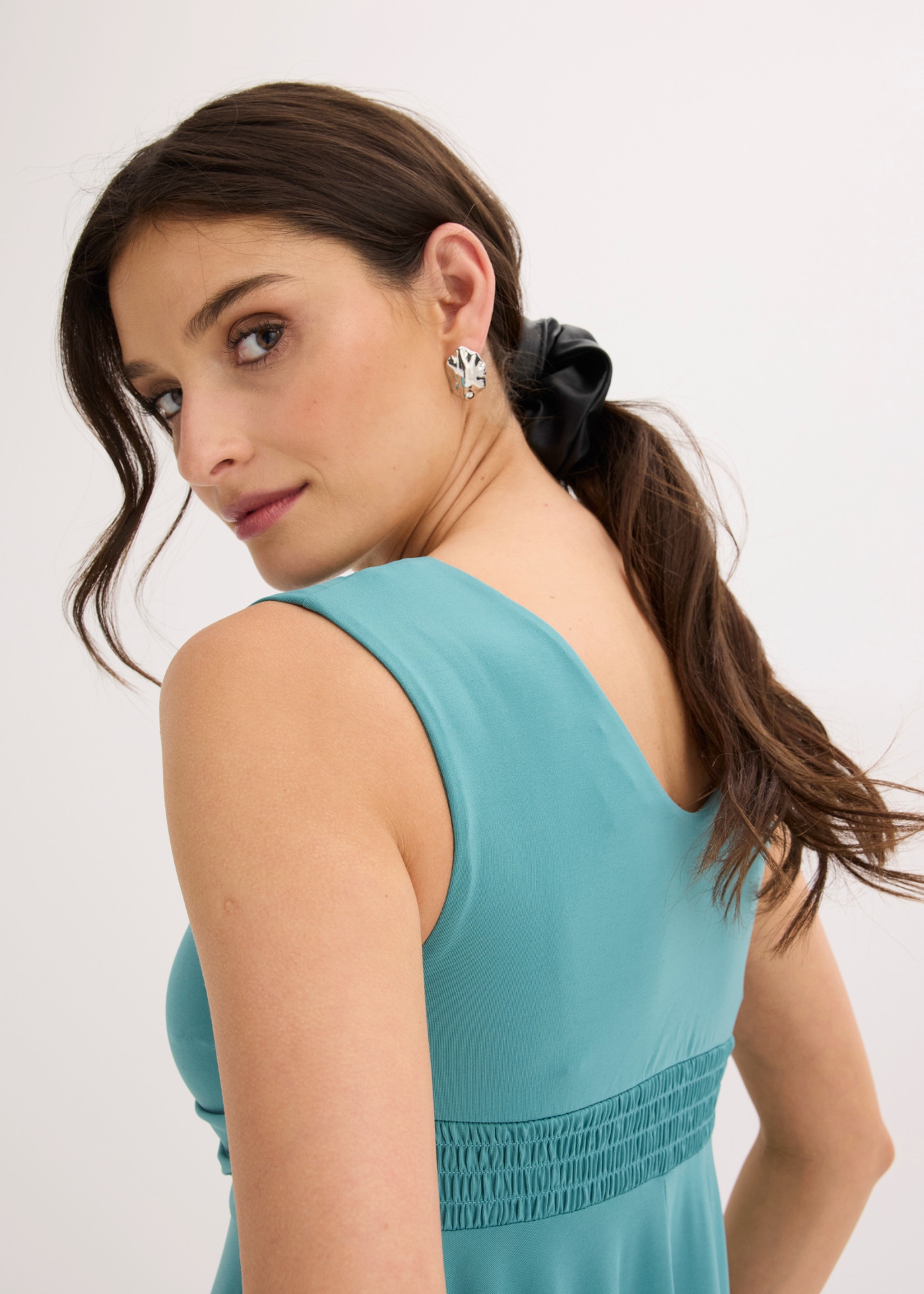 bonprix Shirtkleid ohne Ärmel, mit Smock-Einsatz hinten, aus Polyester und Elasthan