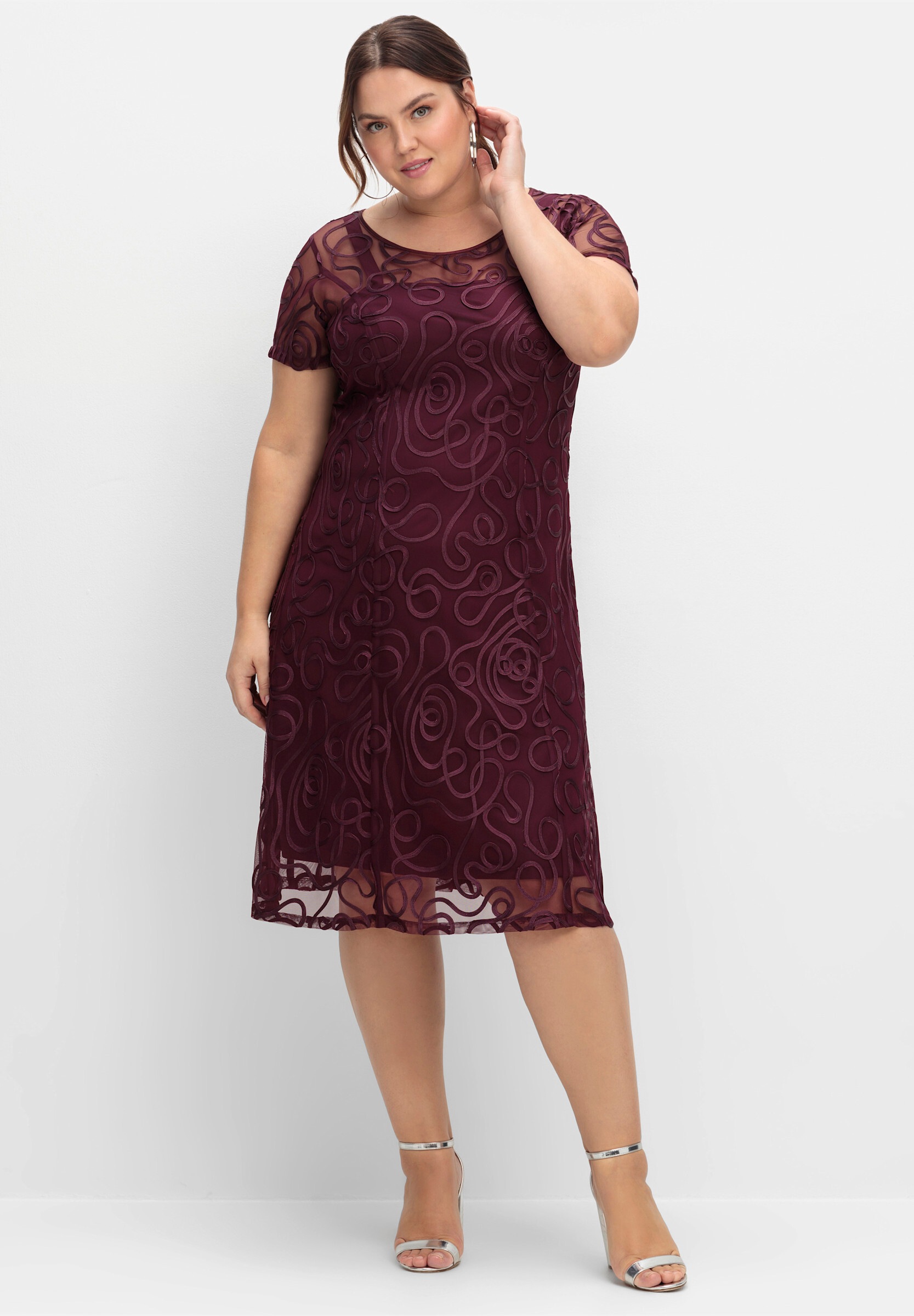 Sheego Cocktailkleid »Spitzenkleid Cocktailkleid mit Zierborten« Ohne Tasche in leicht ausgestellter Passform