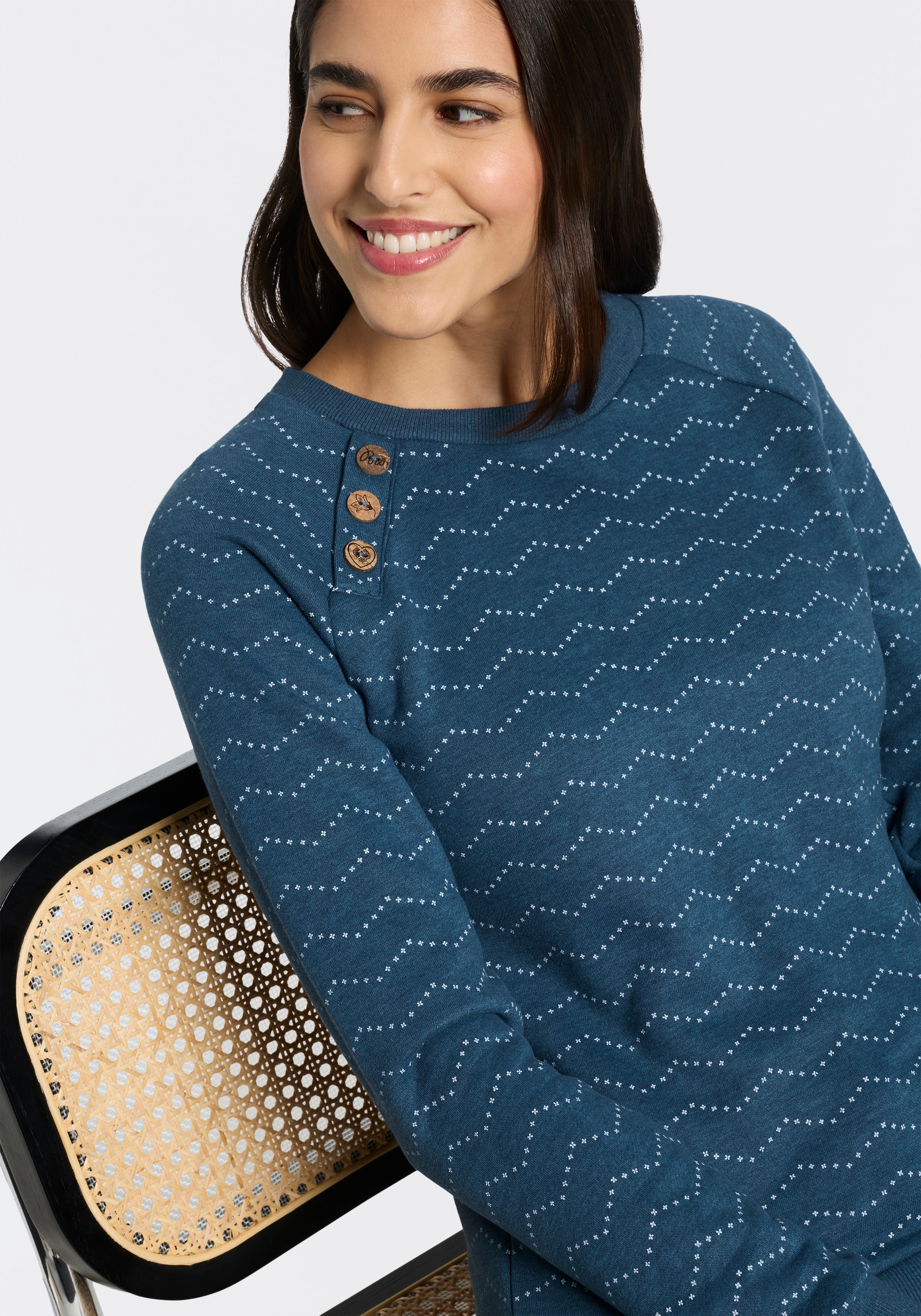 Ragwear Sweatshirt »DARIA ZIG ZAG O«, mit Zierknöpfen am Ausschnitt
