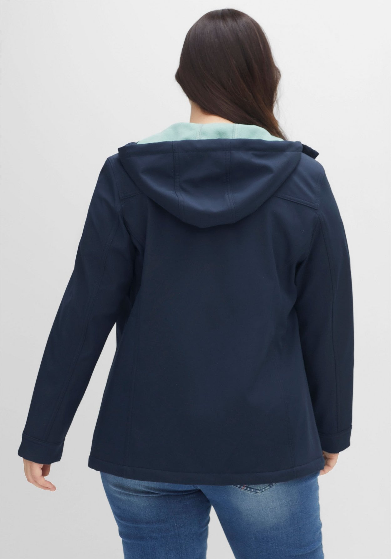 Sheego Softshelljacke »Softshell-Jacke mit Fleece-Innenseite, winddichte Qualität«, mit Kapuze, mit Fleece-Innenseite, winddichte Qualität