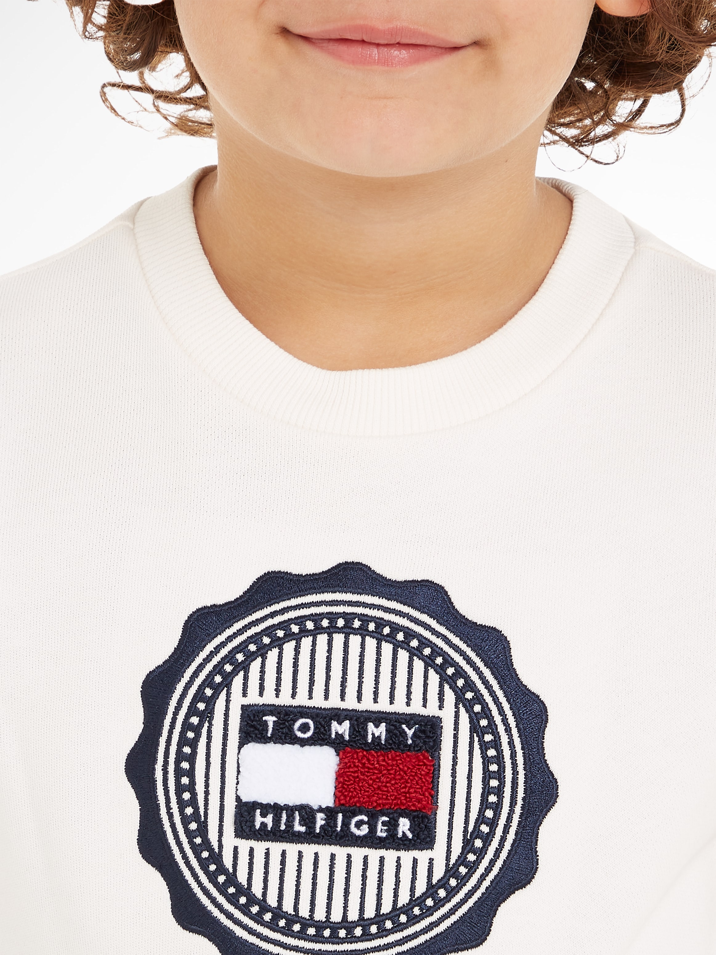 Tommy Hilfiger Sweatshirt »STAMP EMBROIDERY REG SWEATSHIRT«, Kinder bis 16 Jahre mit Logopatch