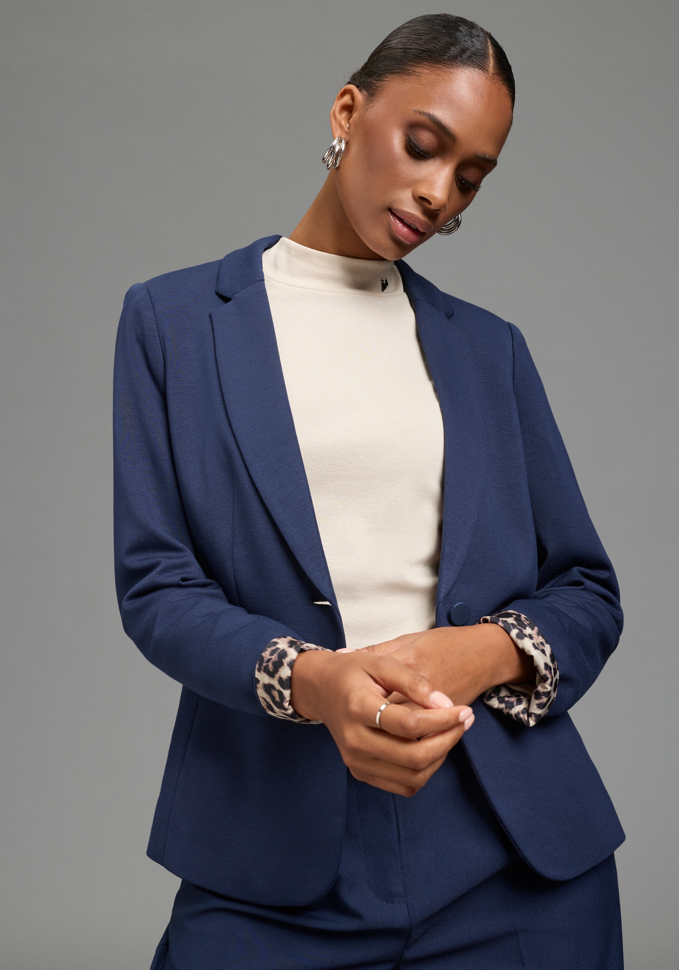 Bruno Banani Kurzblazer hüftlange Schnittform, figurbetonte Passform, mit Markenlabel