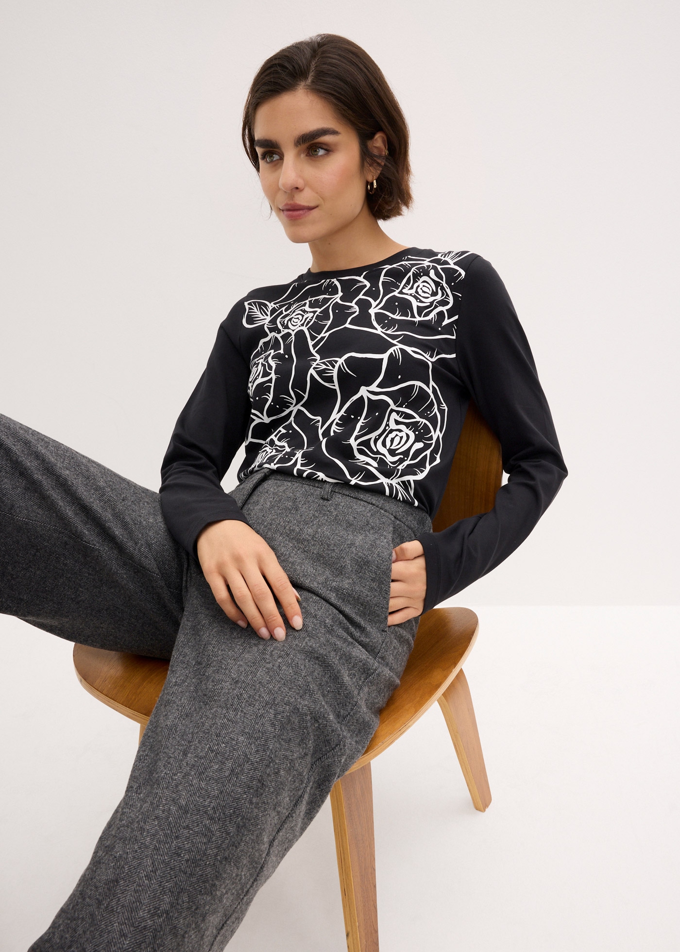 bonprix Langarmshirt »Langarmshirt mit Rosendruck« lockere Passform, mit Rundhalsausschnitt, aus Baumwolle und Elasthan