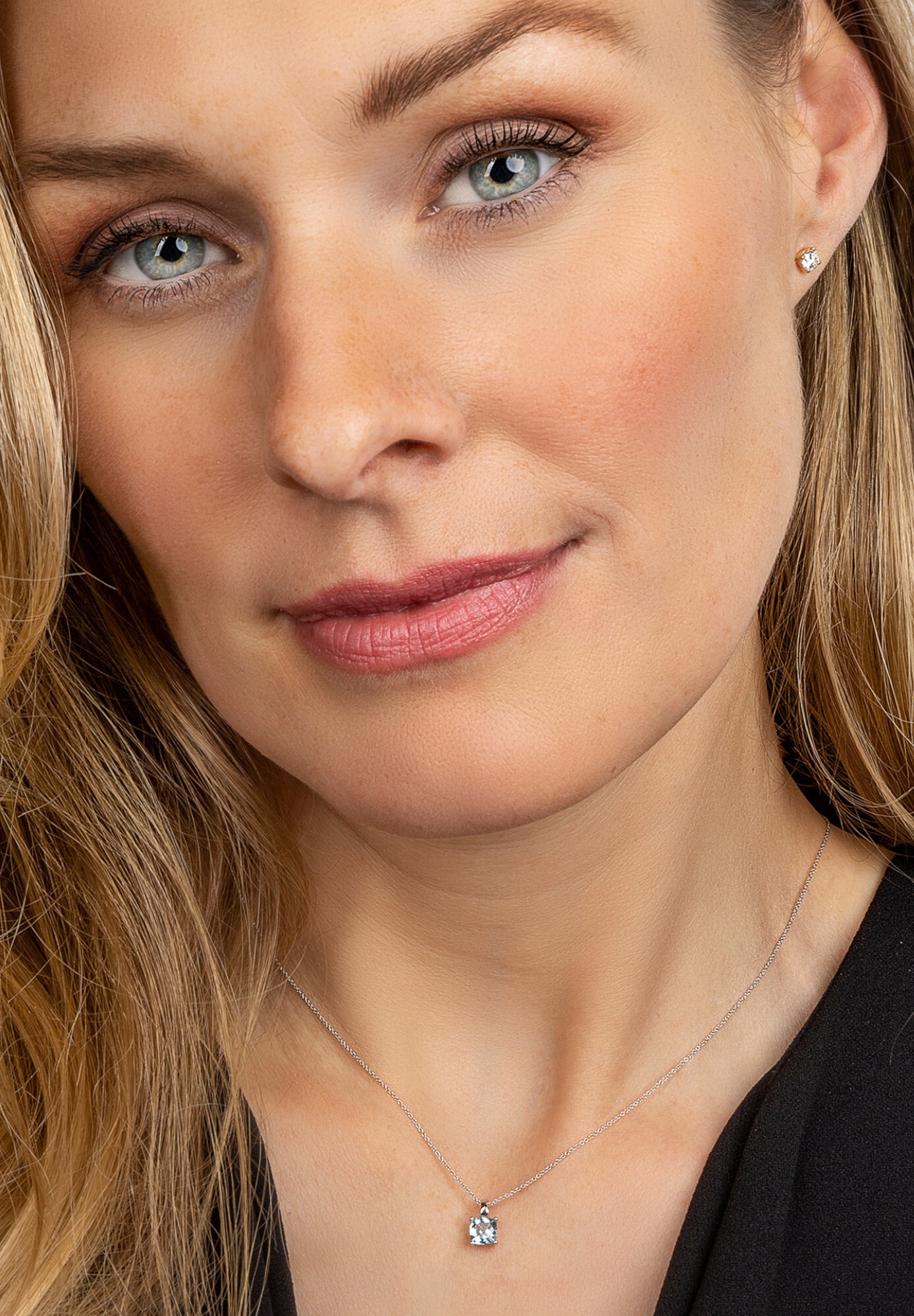 ONE ELEMENT Kettenanhänger »Blau Topas Anhänger aus 333 Weißgold«