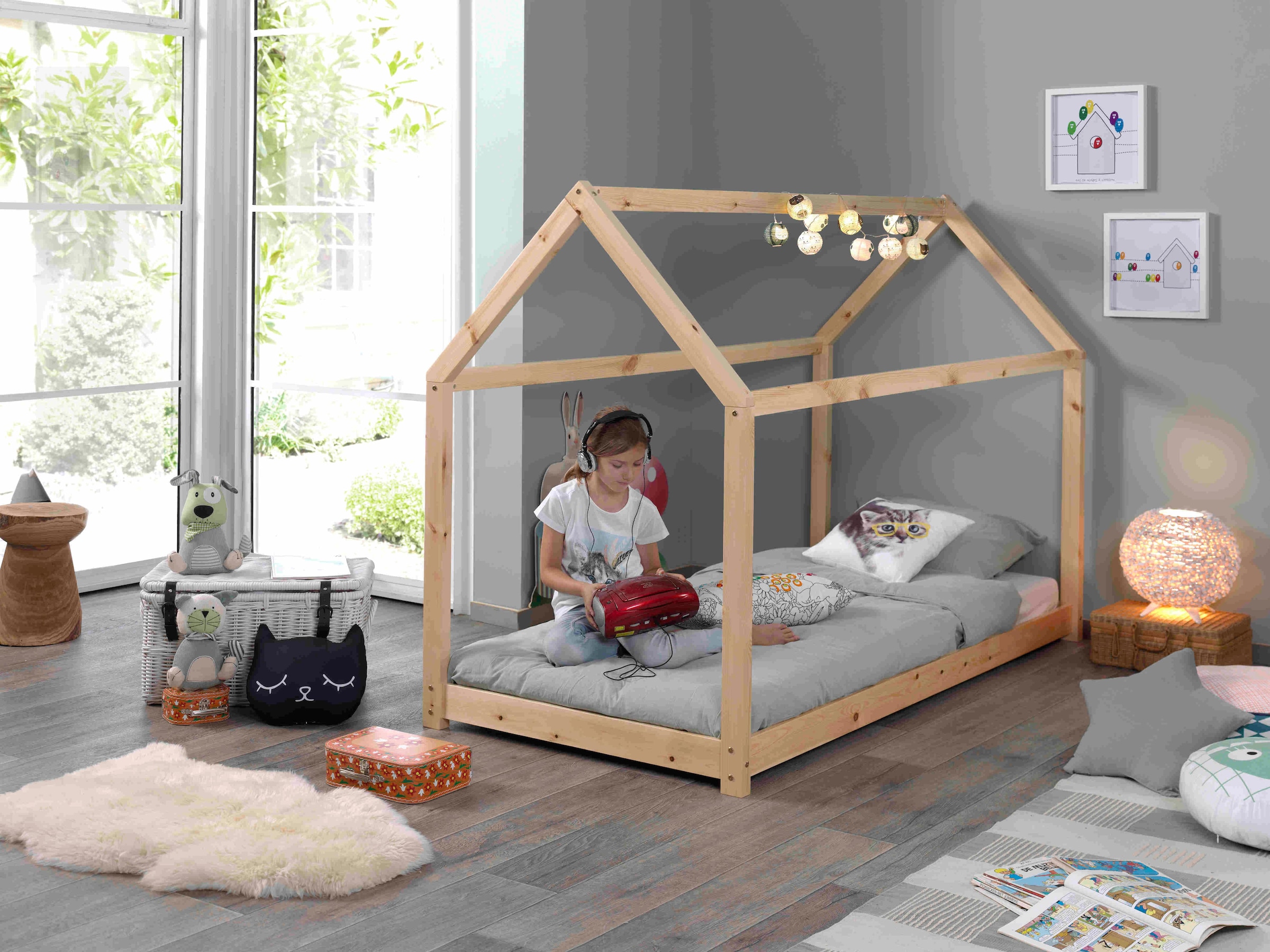 Vipack Kinderbett »Cabane, Kiefer massiv, Made in Europe, inklusive Rolllattenrost«, (wahlweise in 2 Farben und 2 Größen erhältlich), Bodenfreiheit ca. 2,5 cm zur besseren Belüftung, stabil gebaut