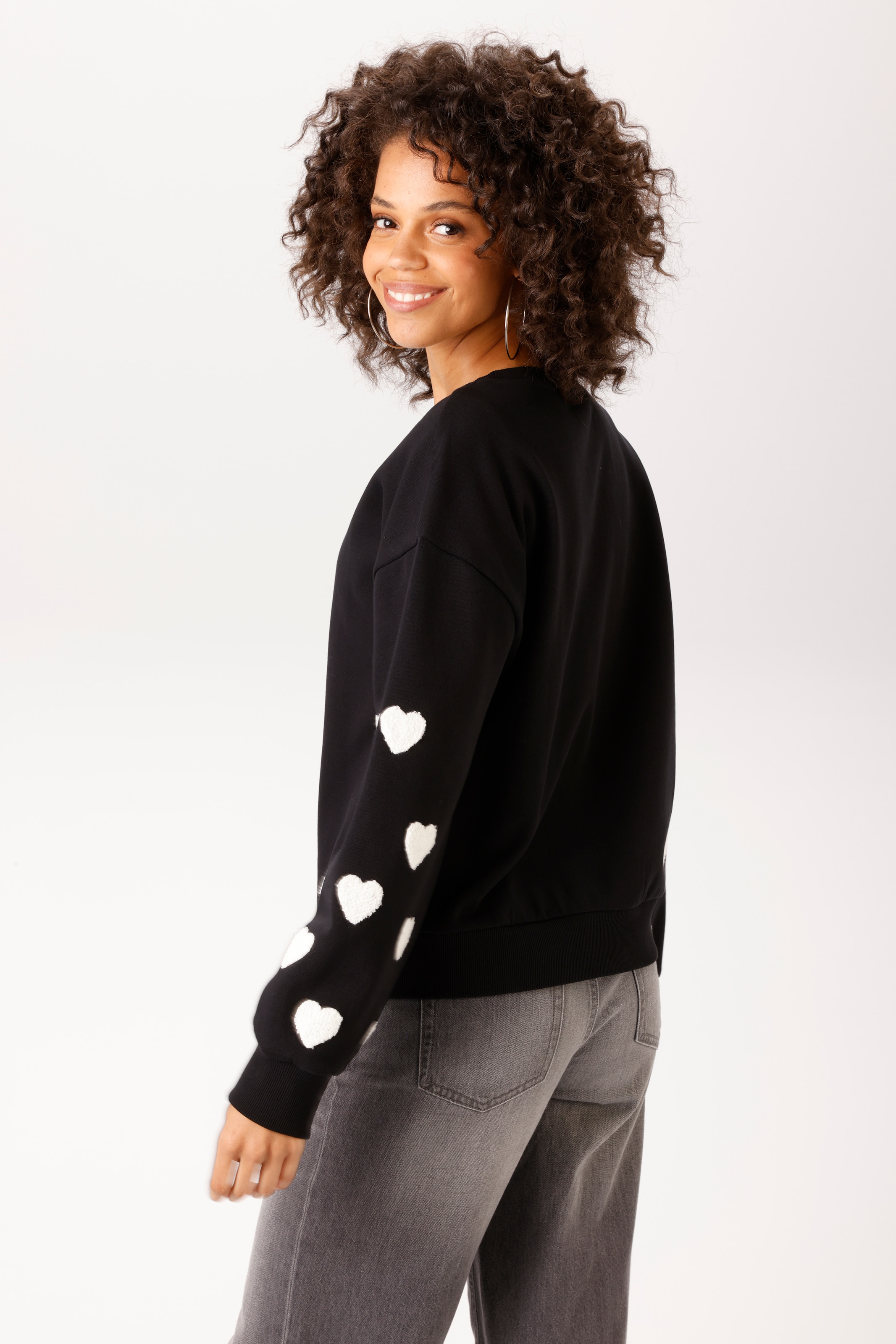 Aniston CASUAL Sweatshirt , mit Frottee-Herzen in den langen Ärmeln - NEUE KOLLEKTION
