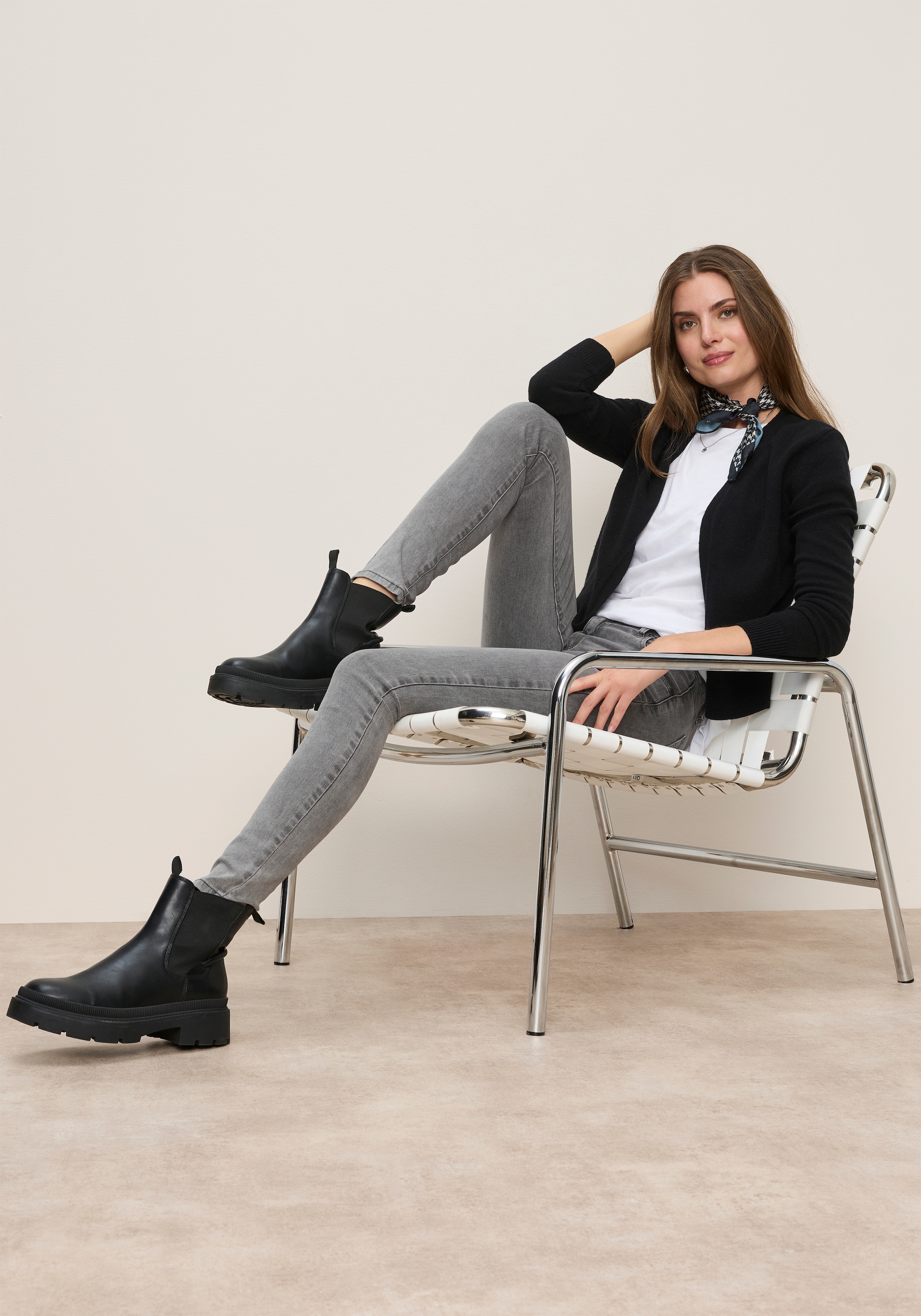 Tamaris Strickjacke »kurzer Schnitt, figurumspielende Passform« aus weicher Viskosemischung