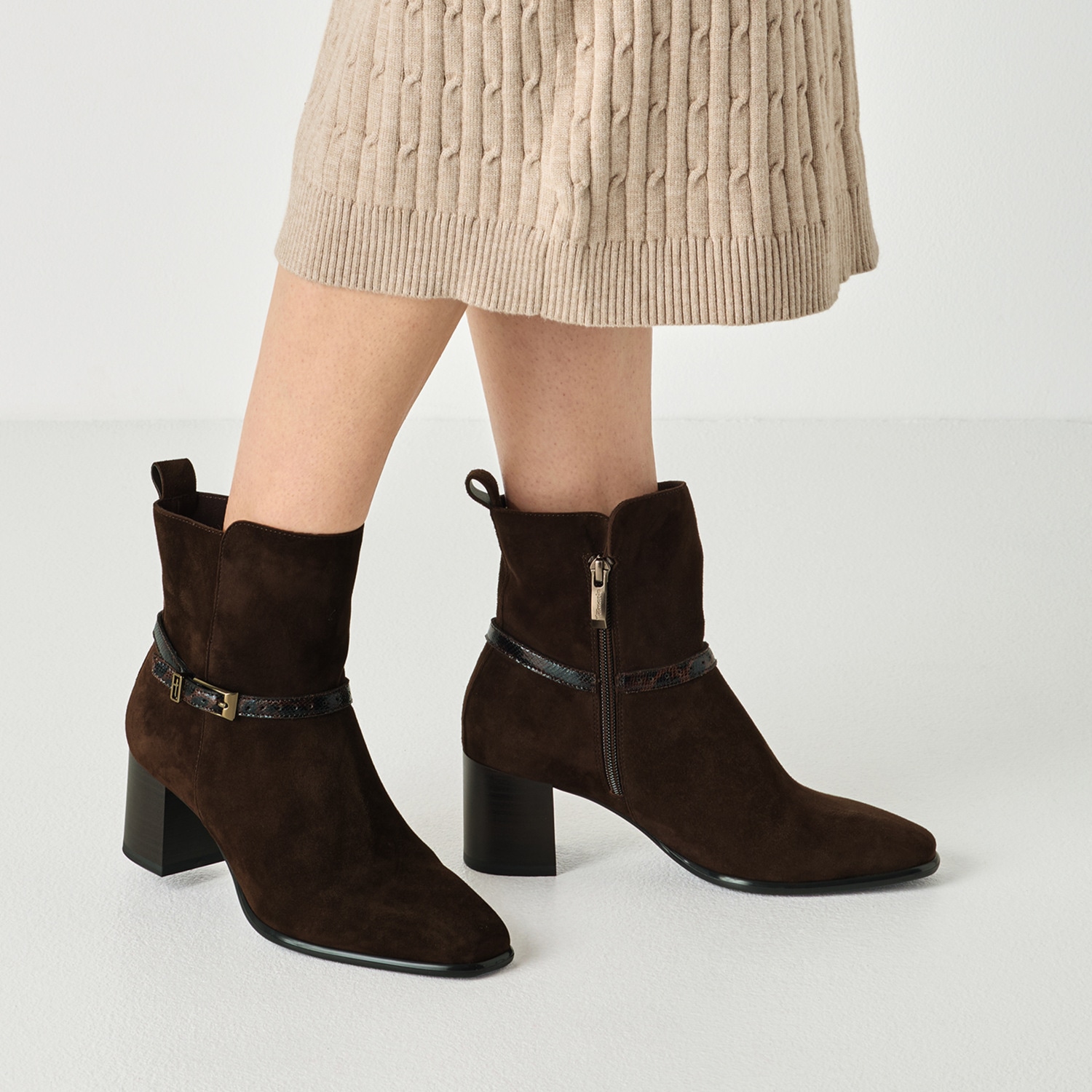 Tamaris Stiefelette  Blockabsatz, Ankleboot mit dezenter Schmuckverzierung