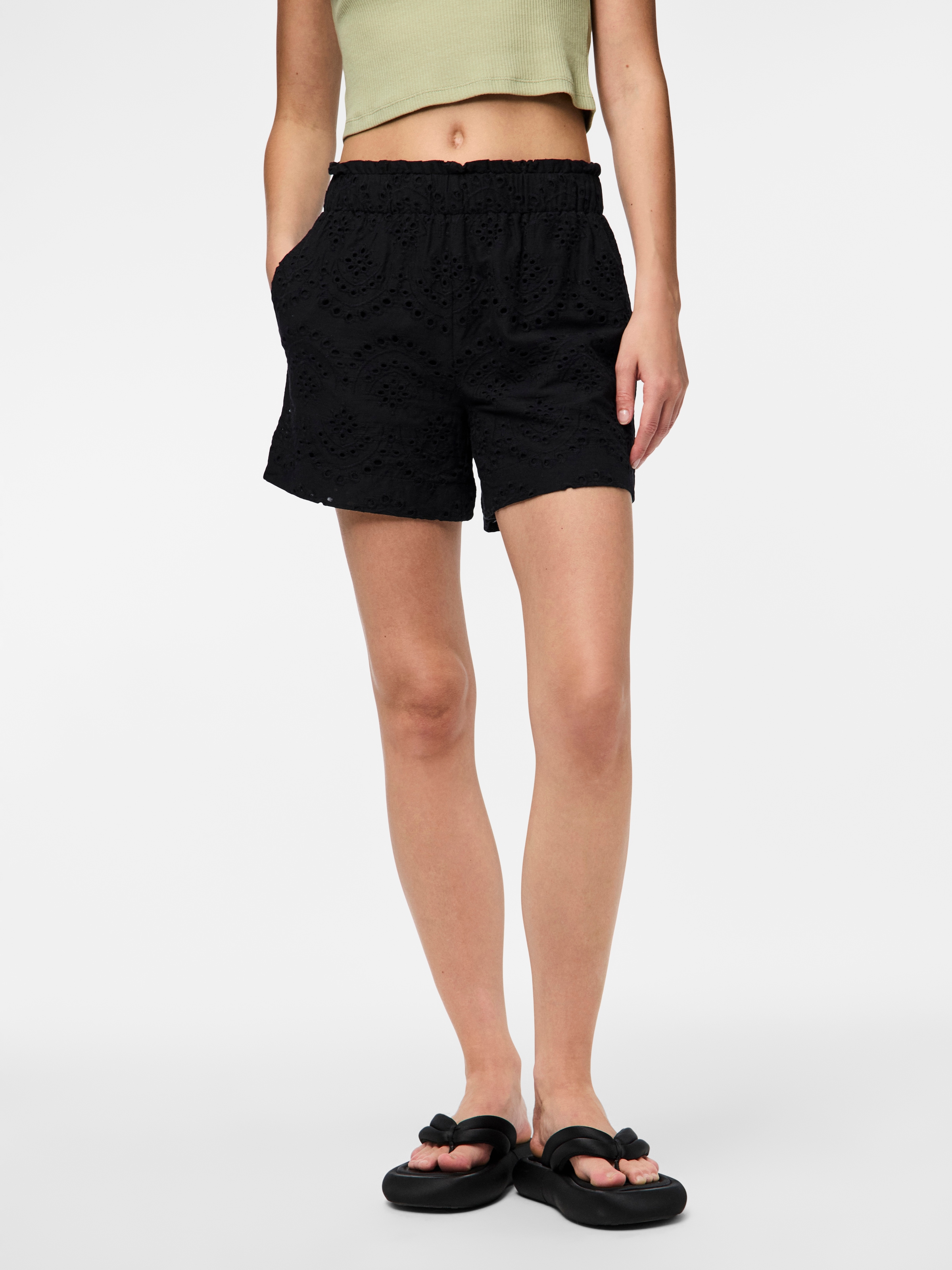 pieces Shorts »PCVILDE MW SHORTS WVN NOOS«  mit Lochstickerei