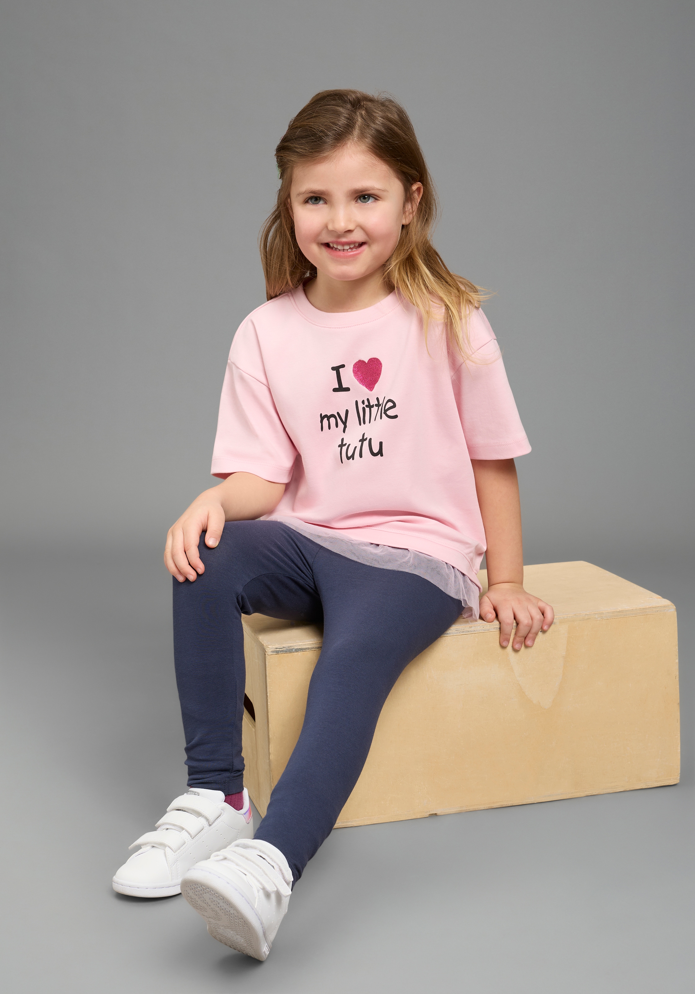 KIDSWORLD T-Shirt »mit Glitzerprint und Tüll-Saum« Basic Passform, Kurzarm, mit Volant aus Polyester