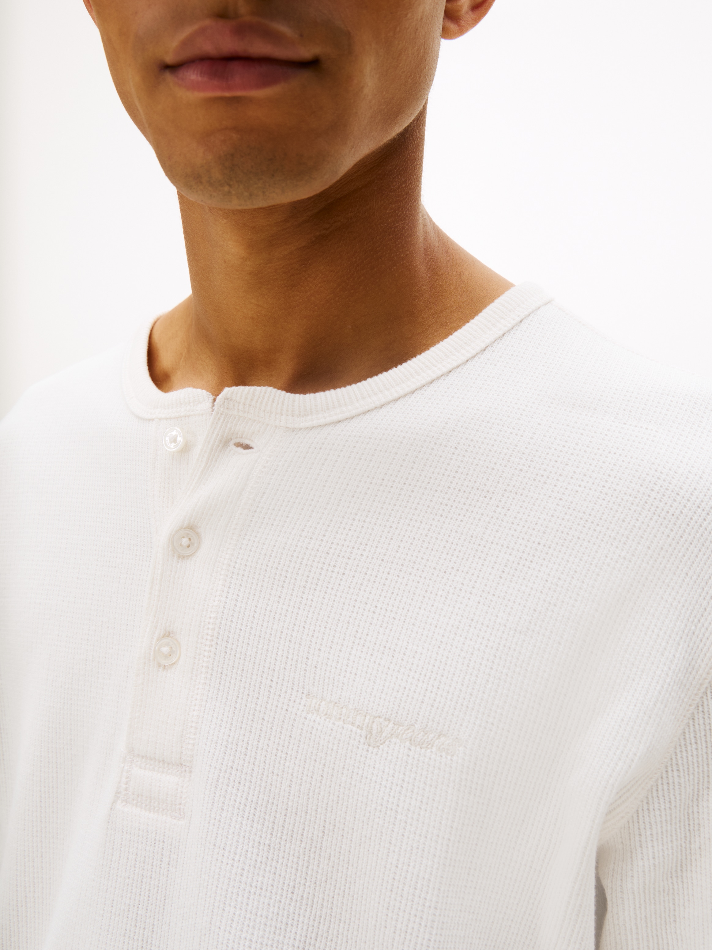 Tommy Jeans Henleyshirt »TJM WAFFLE SCRIPT HENLEY«, Rundhals, slim fit, mit feiner Struktur