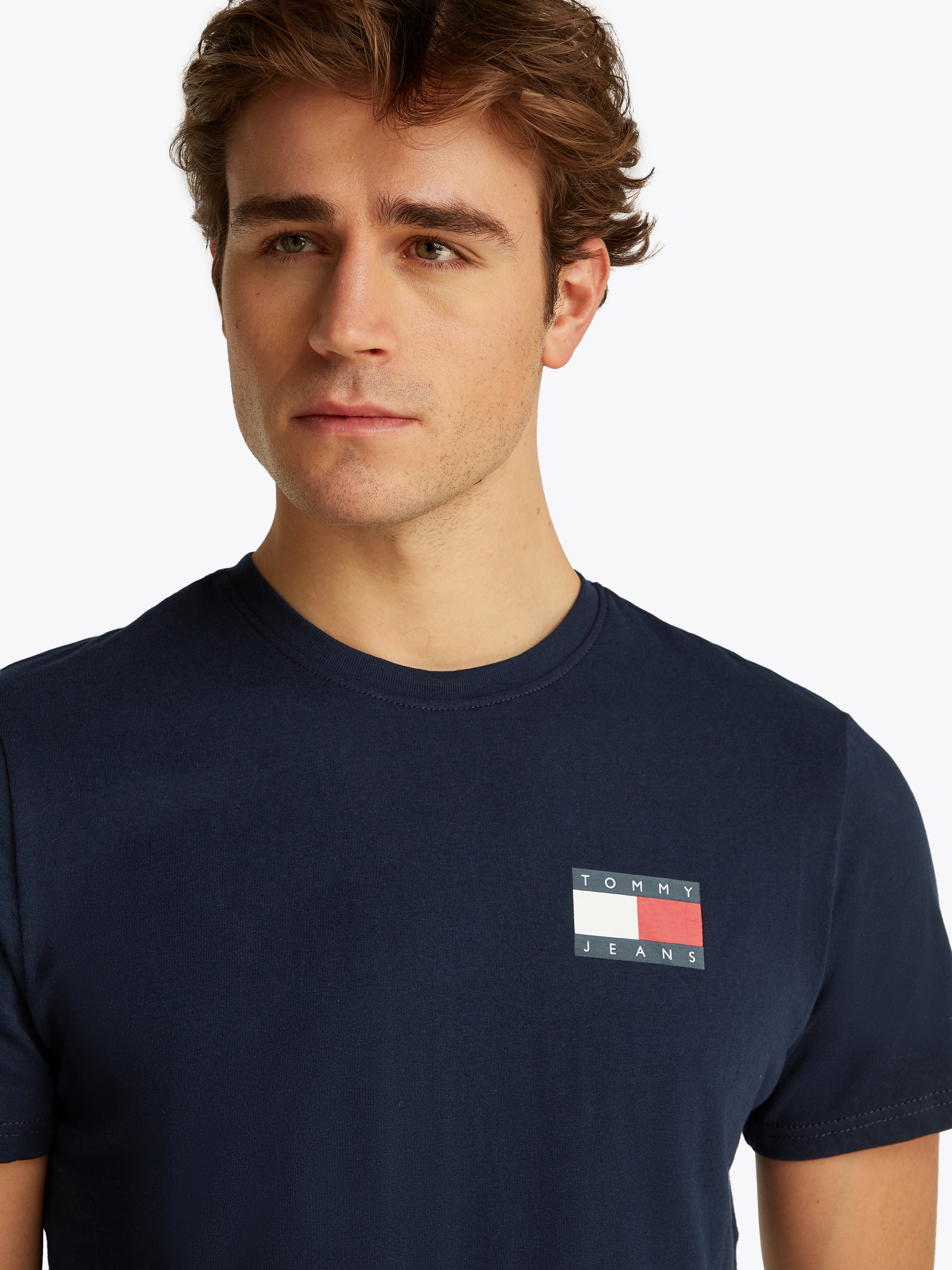 Tommy Jeans T-Shirt »TJM SLIM ESSENTIAL FLAG TEE EXT«, Mit Rundhalsausschnitt