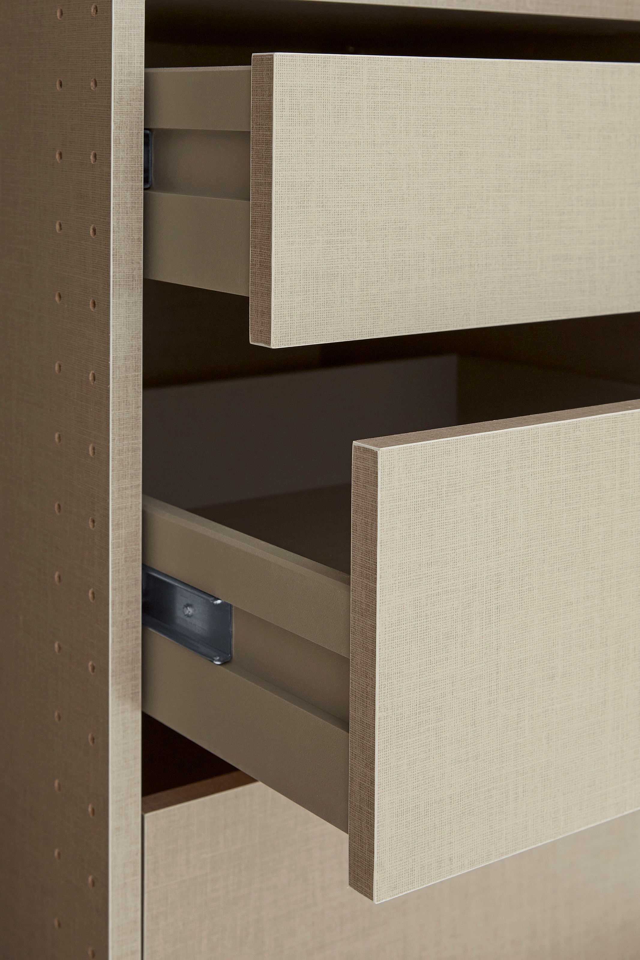 rauch Drehtürenschrank »Kleiderschrank Schrank Garderobe TOPSELLER OTELI inkl. Inneneinteilung«, (erhältlich in Breiten 91-360 cm, ab Breite 136cm inkl. Innenschubladen), mit zusätzlichen Einlegeböden, optional mit Spiegel MADE IN GERMANY