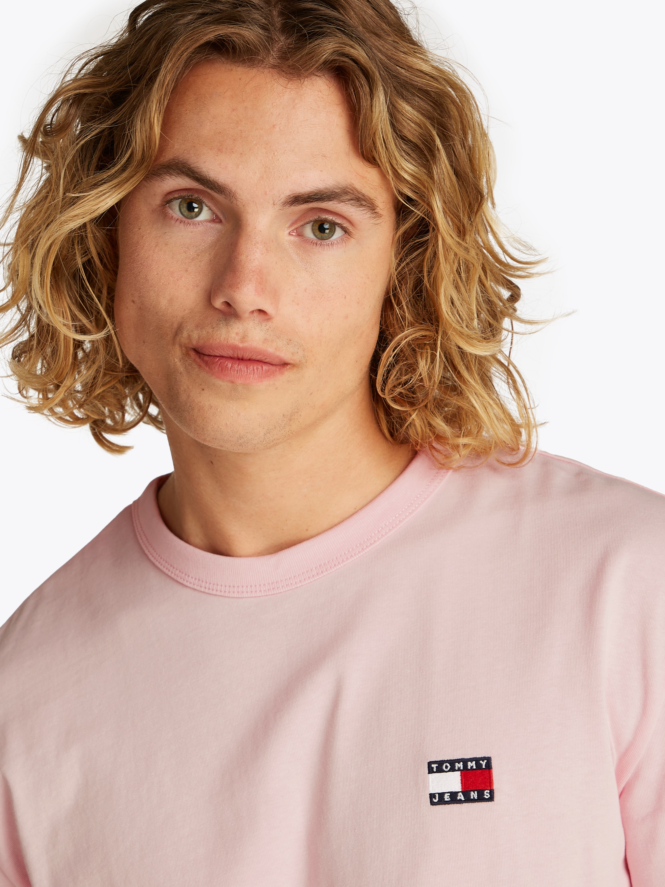 Tommy Jeans T-Shirt »TJM REG BADGE TEE EXT«, mit Logostickerei